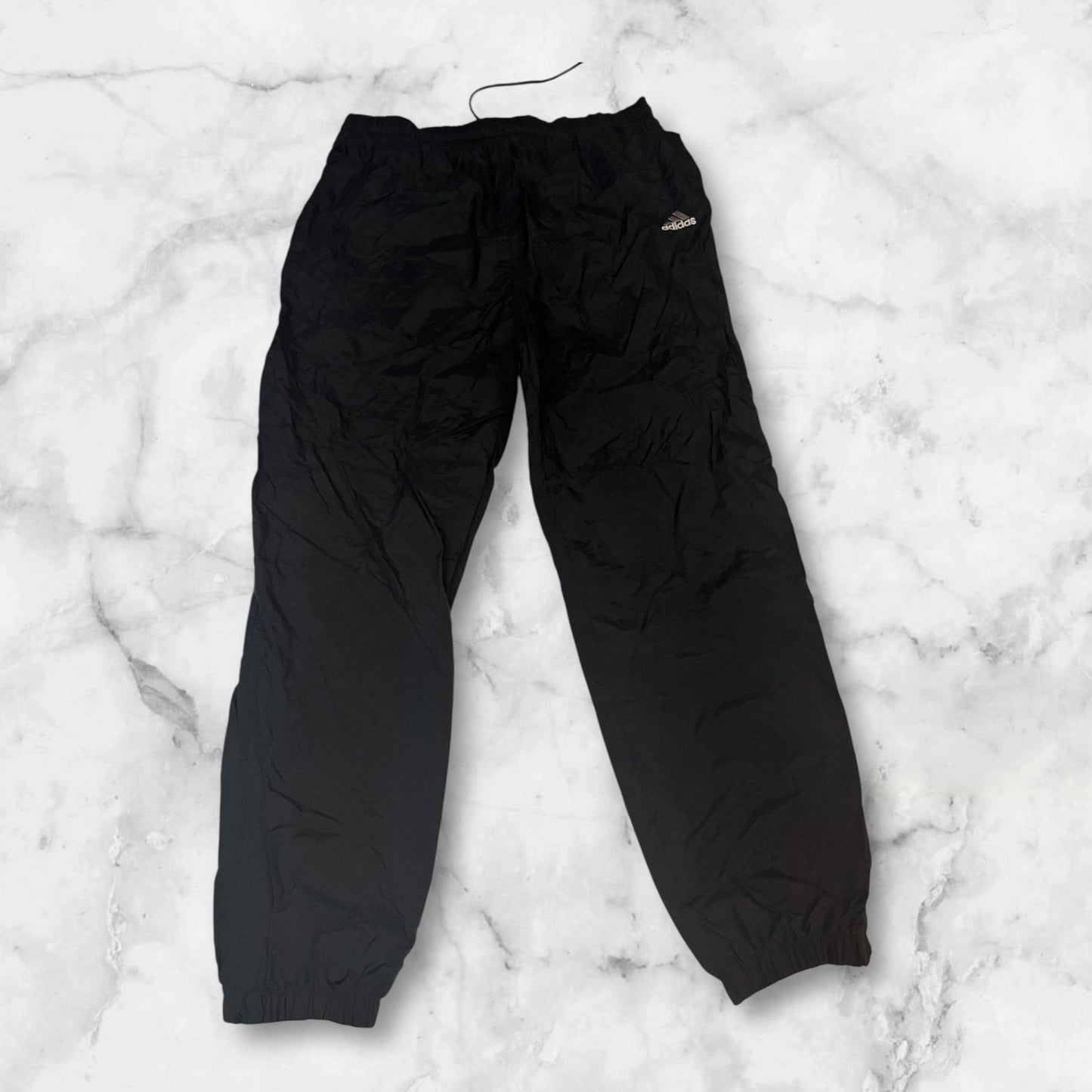 Entdecke unsere Vintage Track Pants von Nike und anderen Marken, erhältlich bei Valuxery.de - Dein Shop für trendige Vintage - Kleidung. Unsere Track Pants sind aus hochwertigen Materialien und