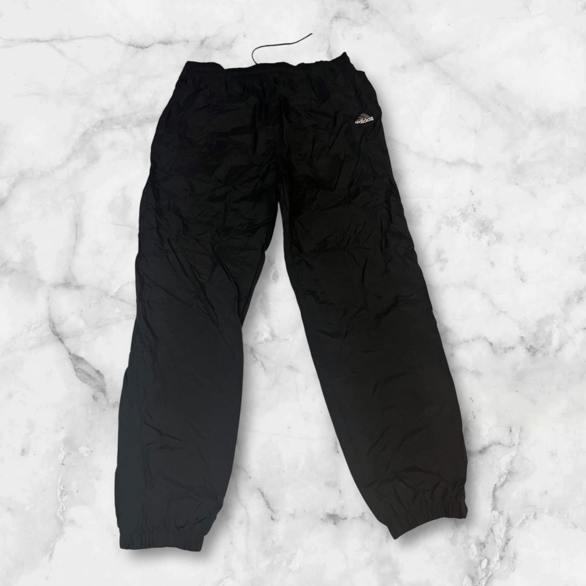 Entdecke unsere Vintage Track Pants von Nike und anderen Marken, erhältlich bei Valuxery.de - Dein Shop für trendige Vintage - Kleidung. Unsere Track Pants sind aus hochwertigen Materialien und
