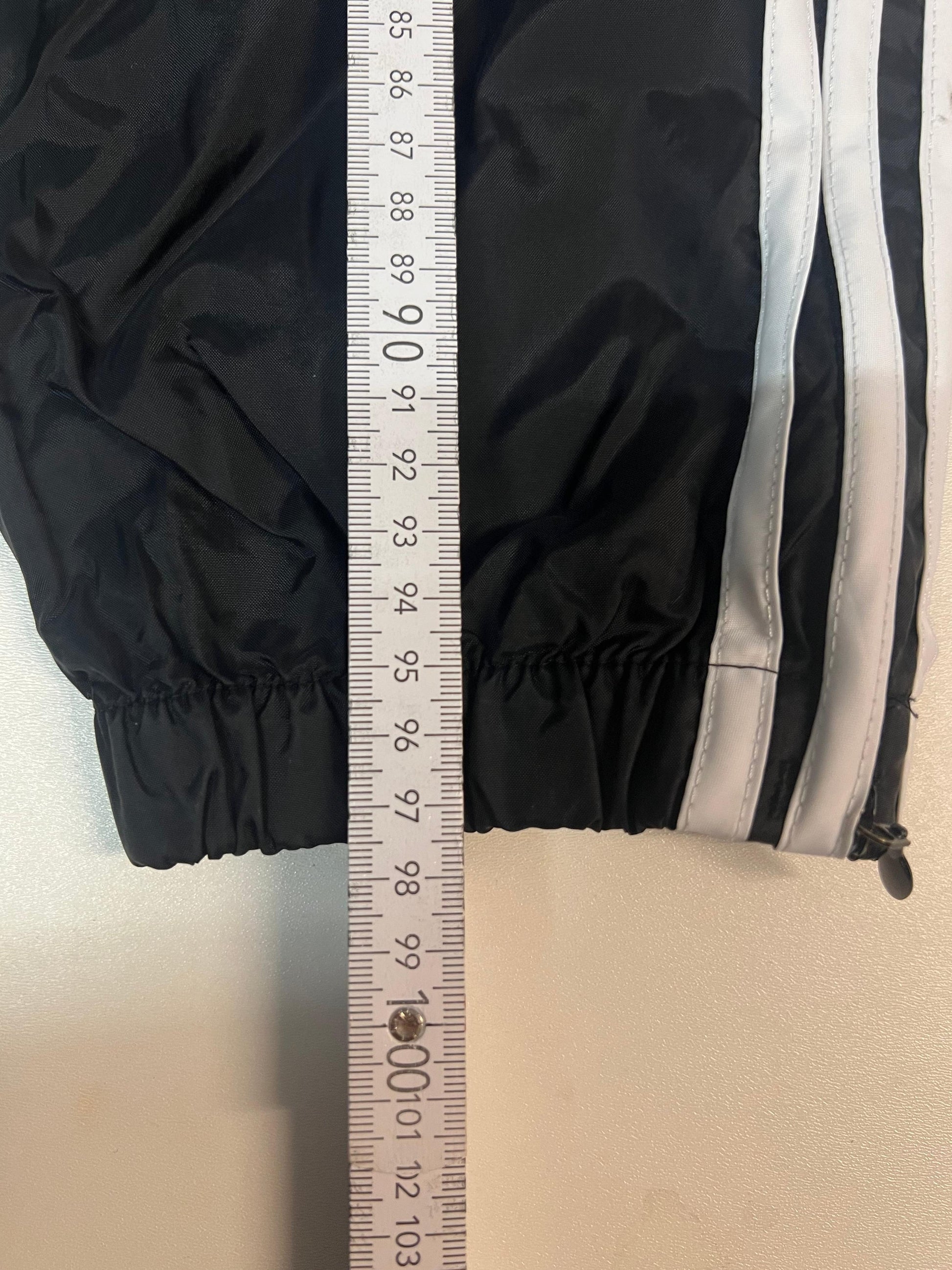 Entdecke unsere Vintage Track Pants von Nike und anderen Marken, erhältlich bei Valuxery.de - Dein Shop für trendige Vintage - Kleidung. Unsere Track Pants sind aus hochwertigen Materialien und