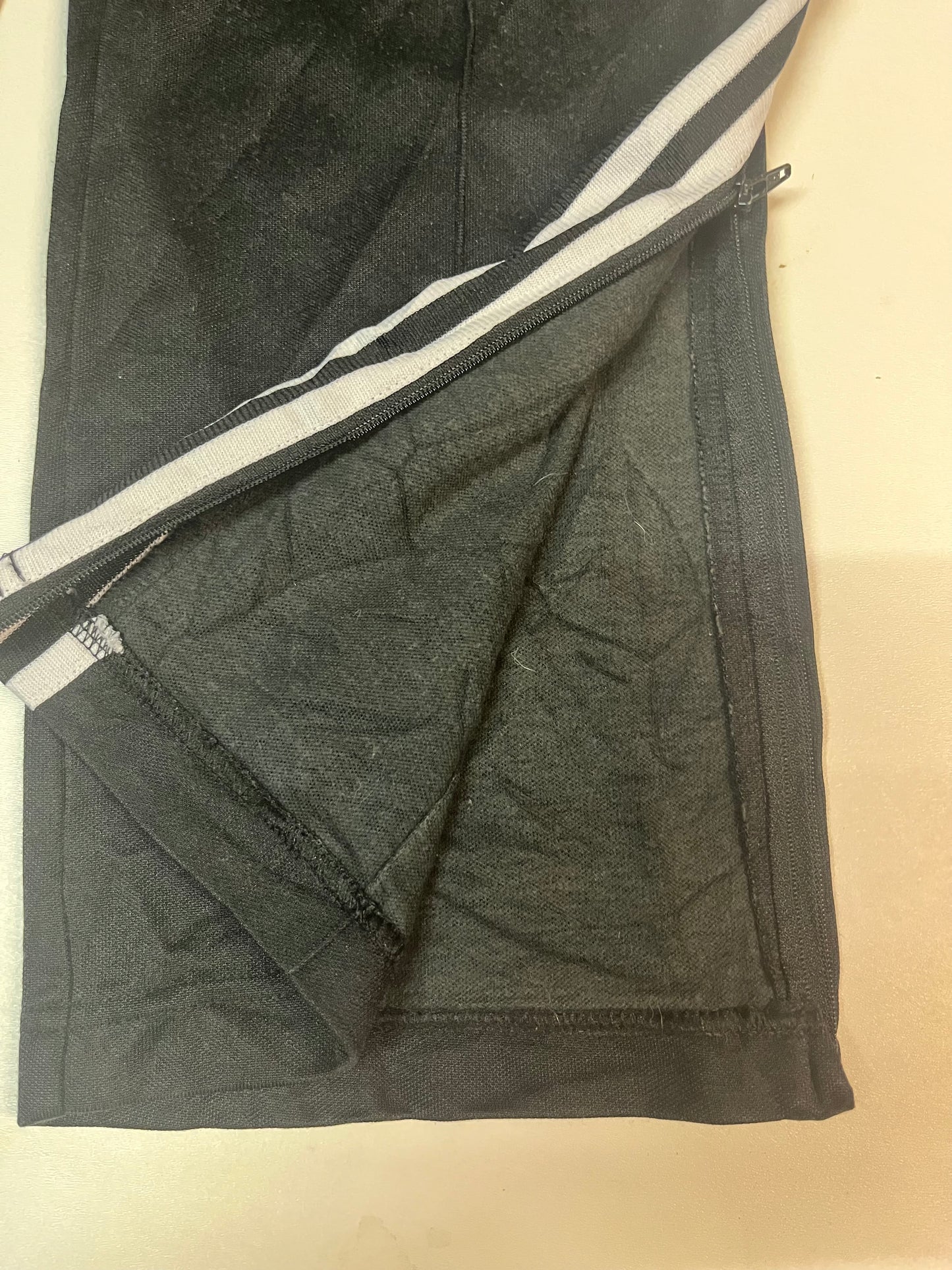 Entdecke unsere Vintage Track Pants von Nike und anderen Marken, erhältlich bei Valuxery.de - Dein Shop für trendige Vintage - Kleidung. Unsere Track Pants sind aus hochwertigen Materialien und