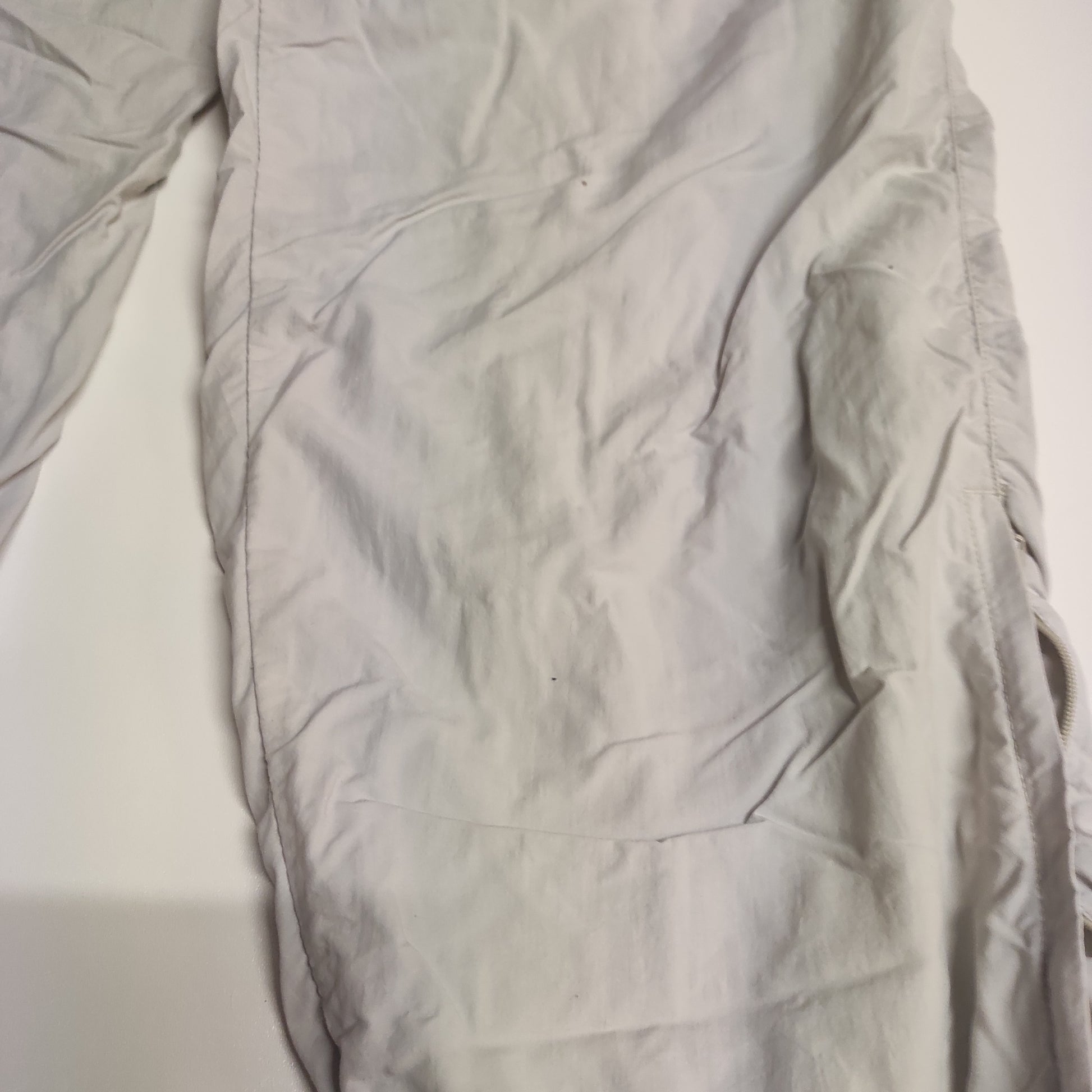 Entdecke unsere Vintage Track Pants von Nike und anderen Marken, erhältlich bei Valuxery.de - Dein Shop für trendige Vintage - Kleidung. Unsere Track Pants sind aus hochwertigen Materialien und