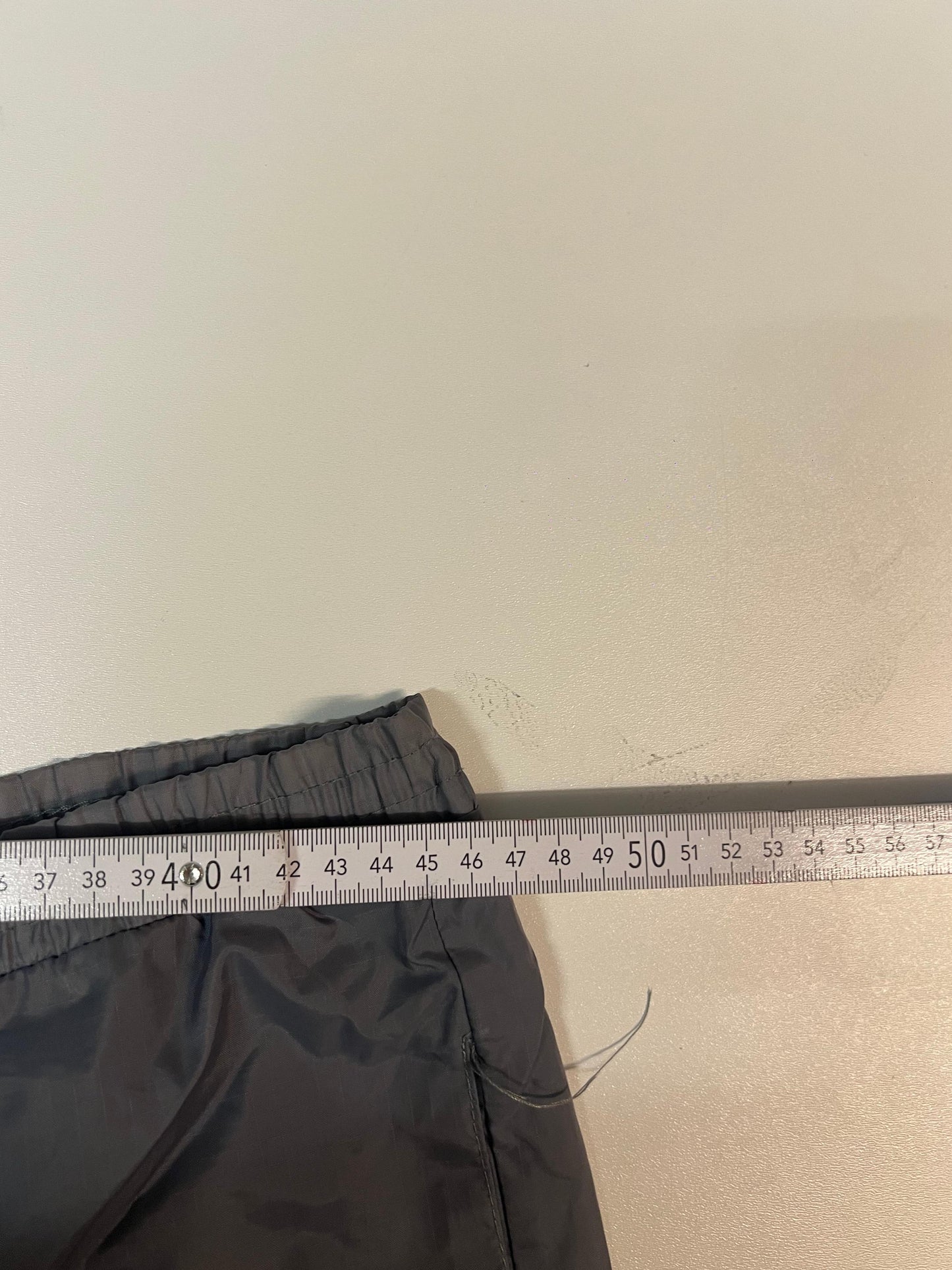 Entdecke unsere Vintage Track Pants von Nike und anderen Marken, erhältlich bei Valuxery.de - Dein Shop für trendige Vintage - Kleidung. Unsere Track Pants sind aus hochwertigen Materialien und