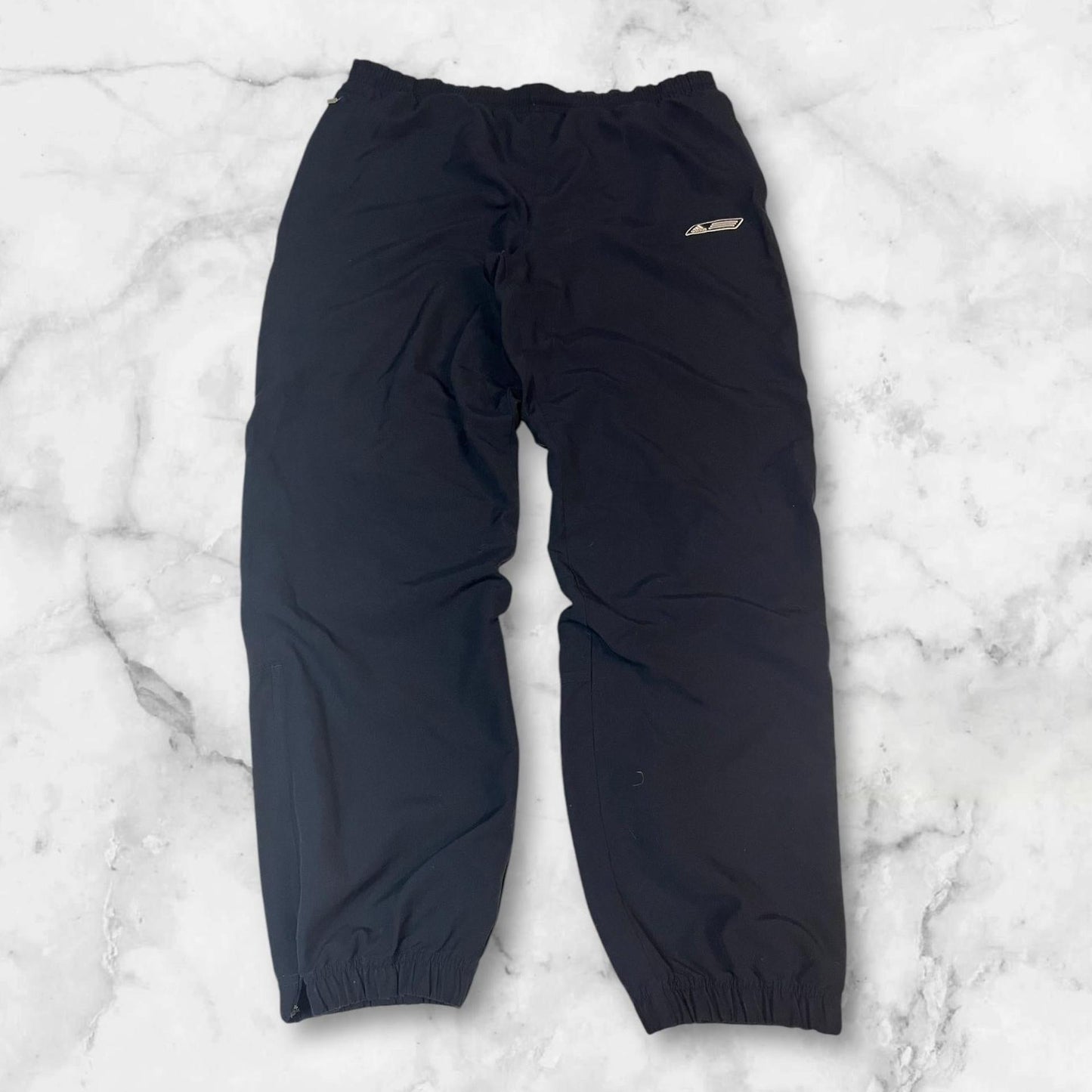 Entdecke unsere Vintage Track Pants von Nike und anderen Marken, erhältlich bei Valuxery.de - Dein Shop für trendige Vintage - Kleidung. Unsere Track Pants sind aus hochwertigen Materialien und