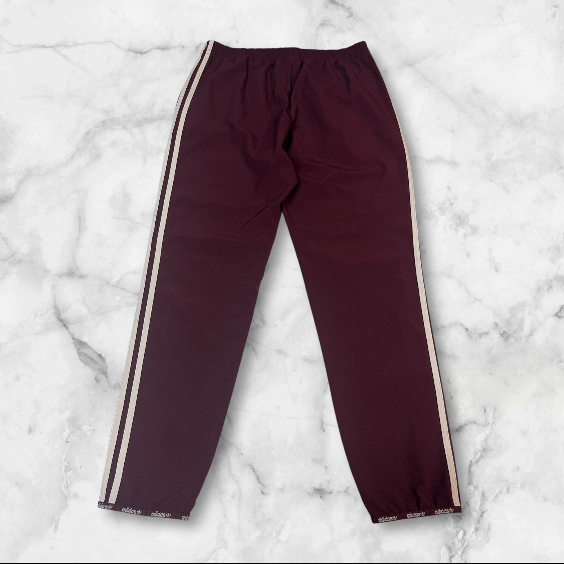 Entdecke unsere Vintage Track Pants von Nike und anderen Marken, erhältlich bei Valuxery.de - Dein Shop für trendige Vintage - Kleidung. Unsere Track Pants sind aus hochwertigen Materialien und