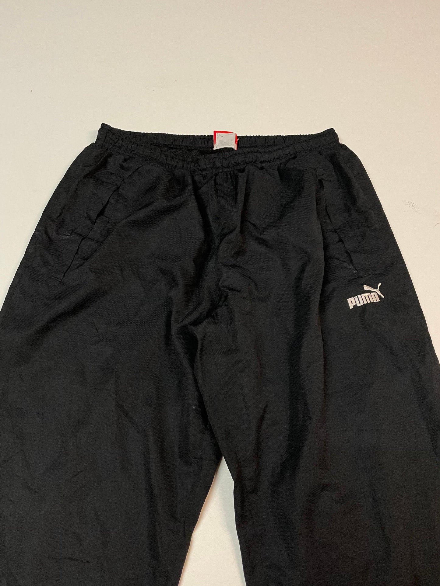 Entdecke unsere Vintage Track Pants von Nike und anderen Marken, erhältlich bei Valuxery.de - Dein Shop für trendige Vintage - Kleidung. Unsere Track Pants sind aus hochwertigen Materialien und