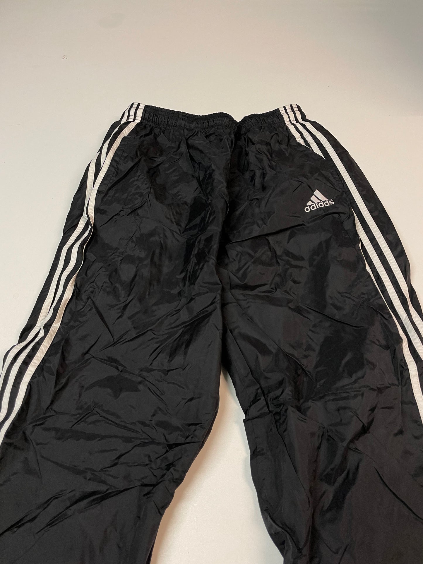Entdecke unsere Vintage Track Pants von Nike und anderen Marken, erhältlich bei Valuxery.de - Dein Shop für trendige Vintage - Kleidung. Unsere Track Pants sind aus hochwertigen Materialien und