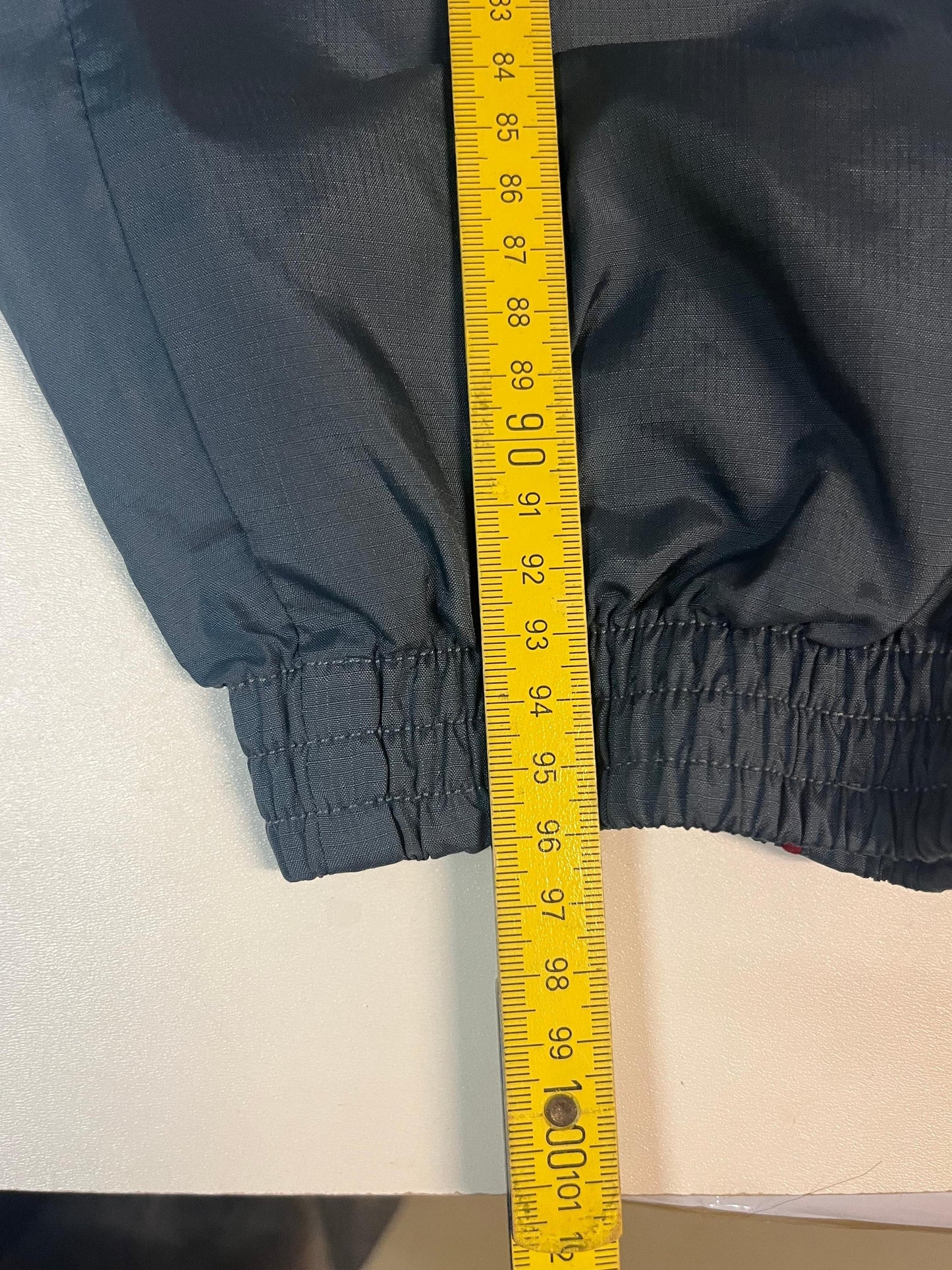 Entdecke unsere Vintage Track Pants von Nike und anderen Marken, erhältlich bei Valuxery.de - Dein Shop für trendige Vintage - Kleidung. Unsere Track Pants sind aus hochwertigen Materialien und