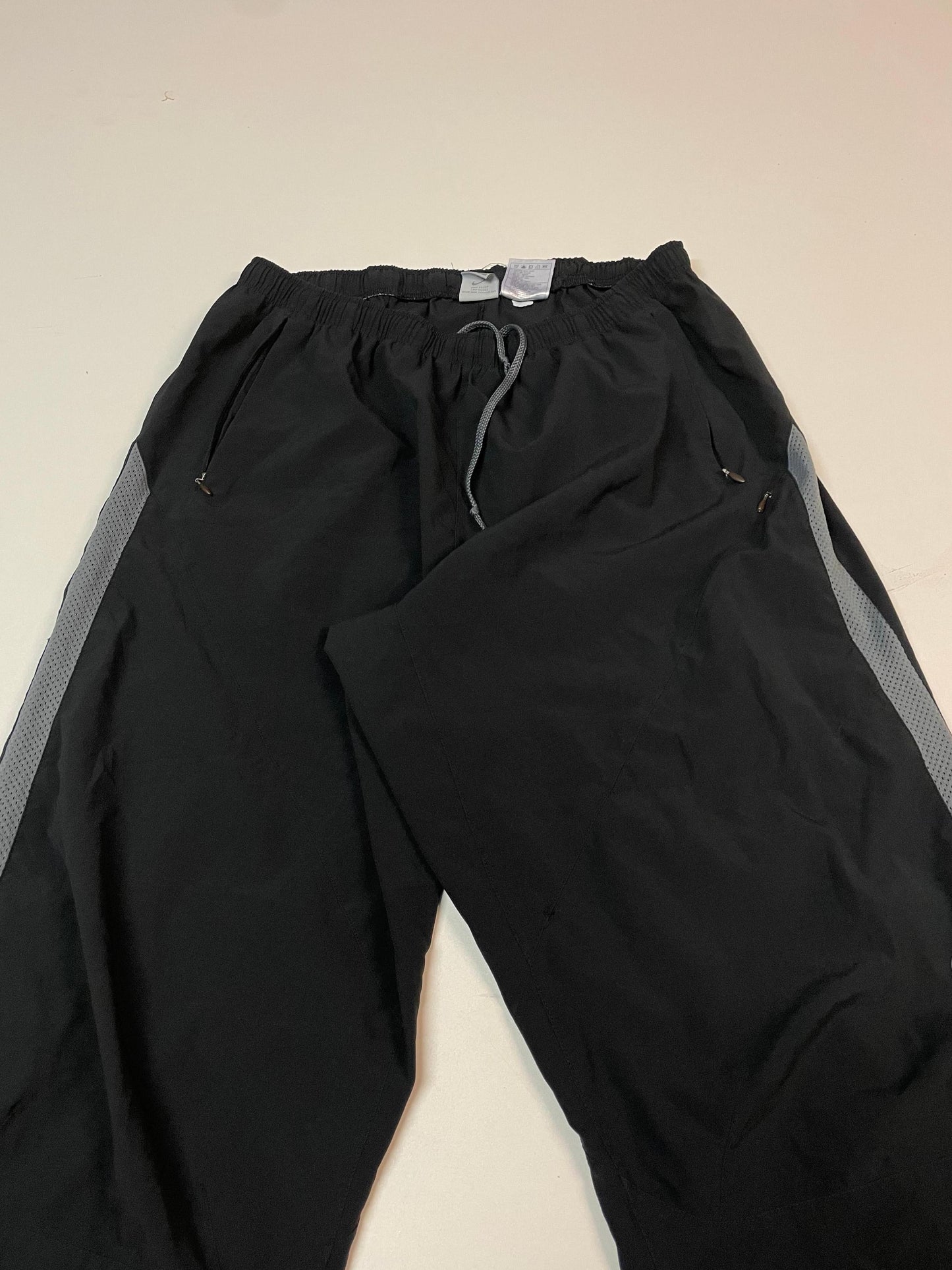 Entdecke unsere Vintage Track Pants von Nike und anderen Marken, erhältlich bei Valuxery.de - Dein Shop für trendige Vintage - Kleidung. Unsere Track Pants sind aus hochwertigen Materialien und
