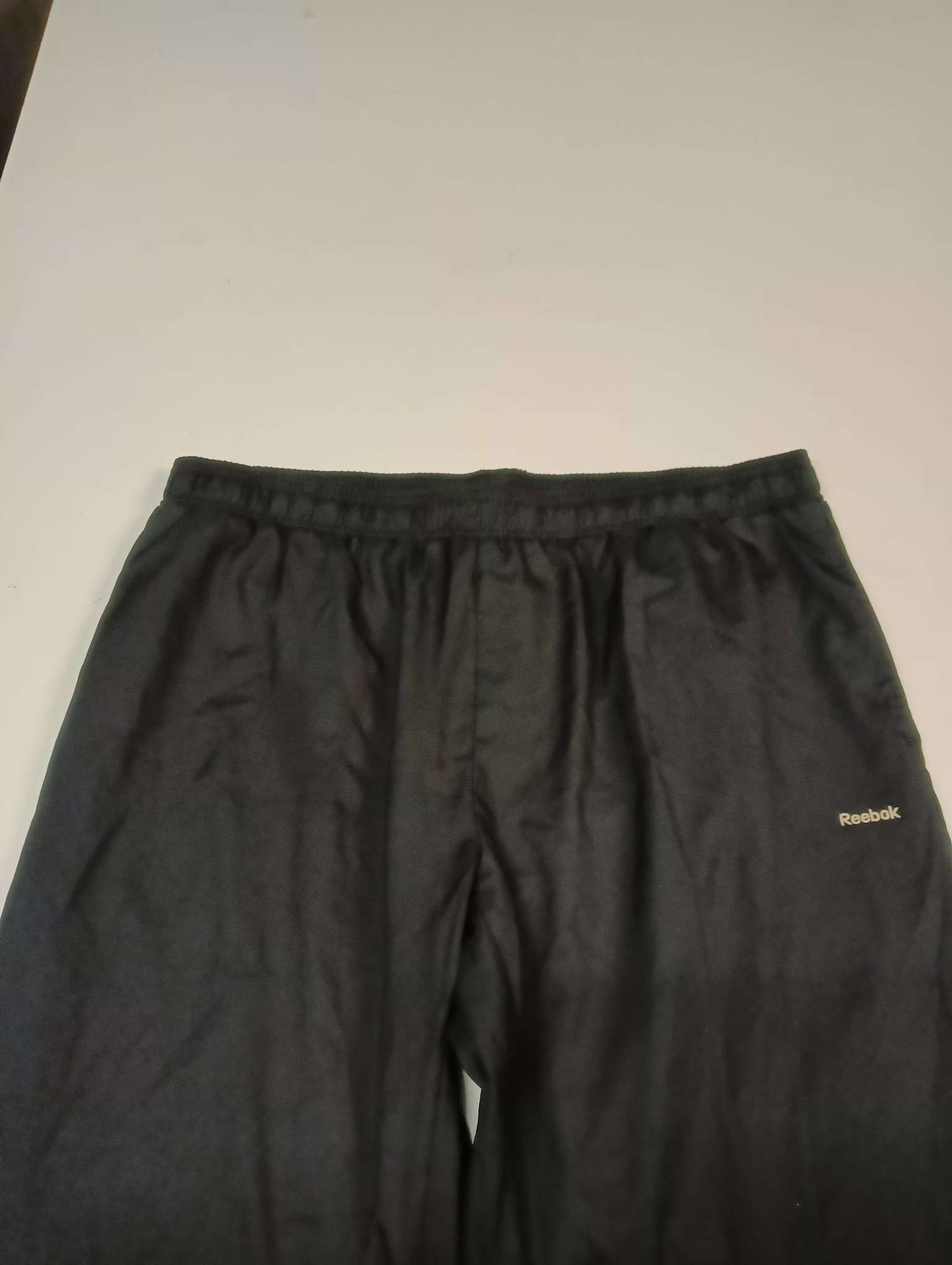 Entdecke unsere Vintage Track Pants von Nike und anderen Marken, erhältlich bei Valuxery.de - Dein Shop für trendige Vintage - Kleidung. Unsere Track Pants sind aus hochwertigen Materialien und