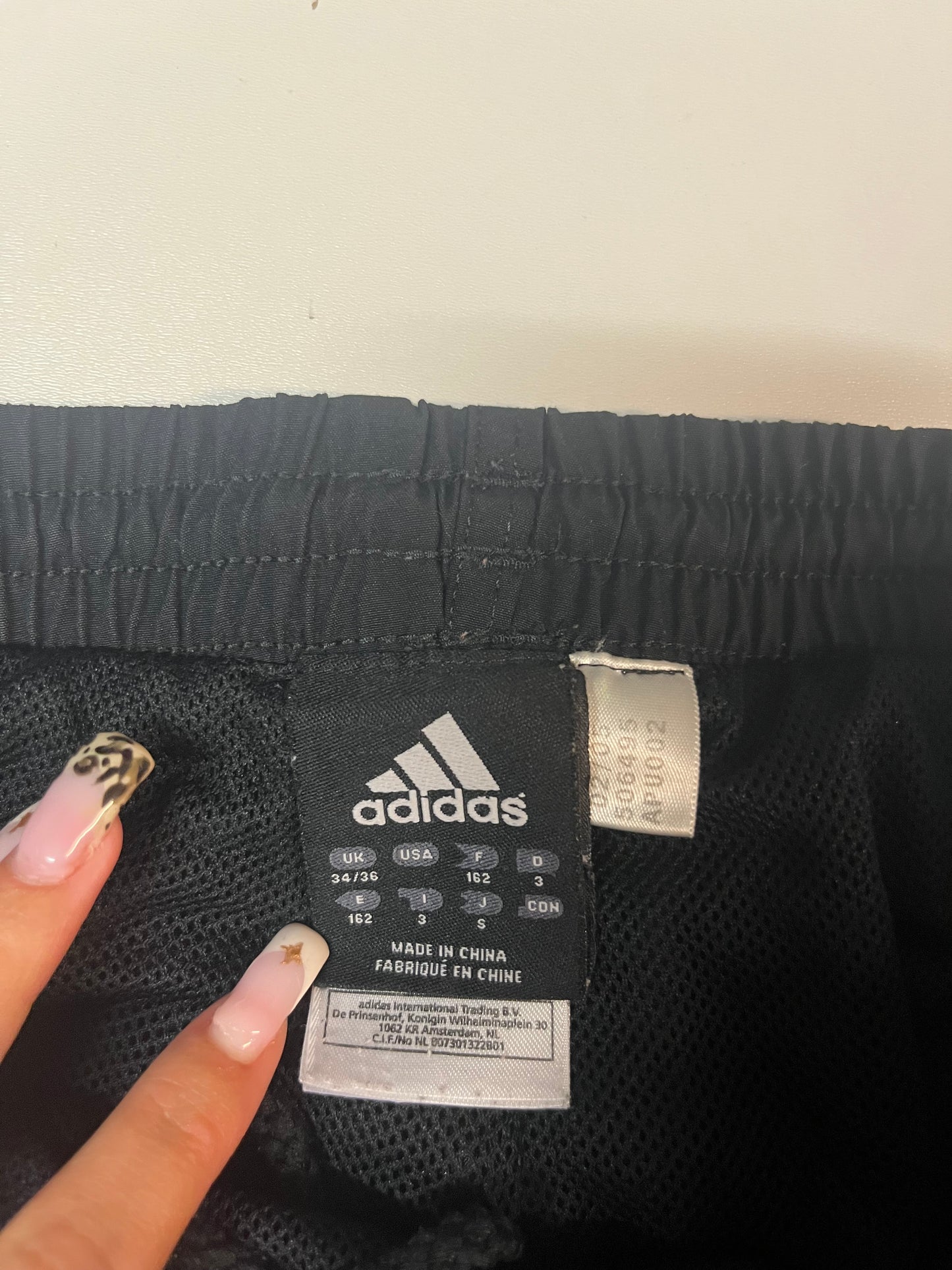 Entdecke unsere Vintage Track Pants von Nike und anderen Marken, erhältlich bei Valuxery.de - Dein Shop für trendige Vintage - Kleidung. Unsere Track Pants sind aus hochwertigen Materialien und