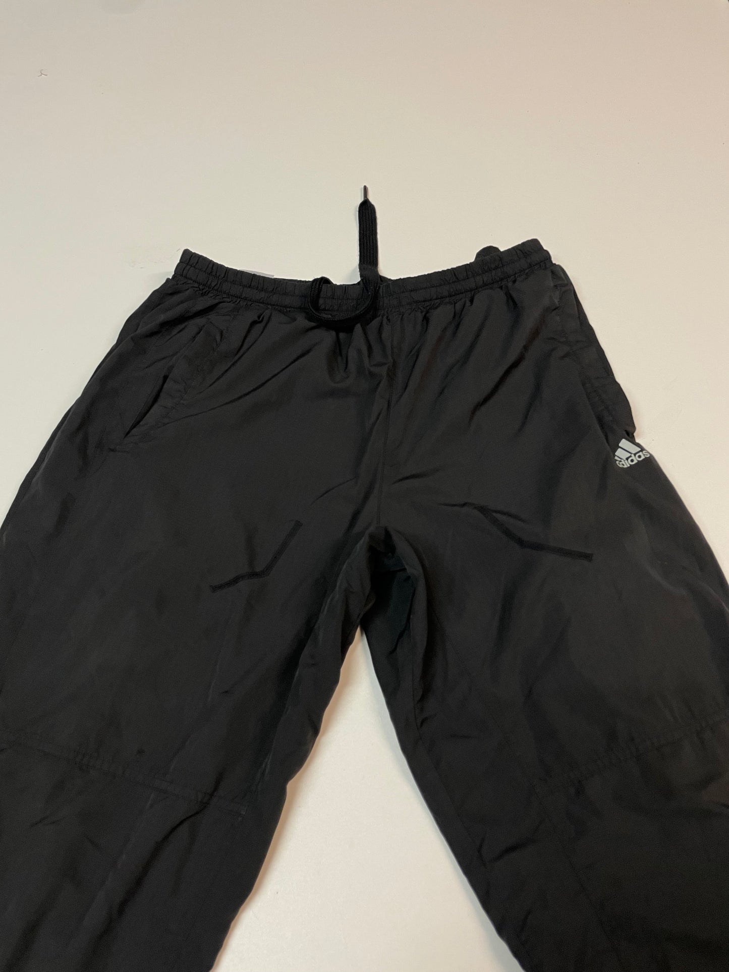Entdecke unsere Vintage Track Pants von Nike und anderen Marken, erhältlich bei Valuxery.de - Dein Shop für trendige Vintage - Kleidung. Unsere Track Pants sind aus hochwertigen Materialien und