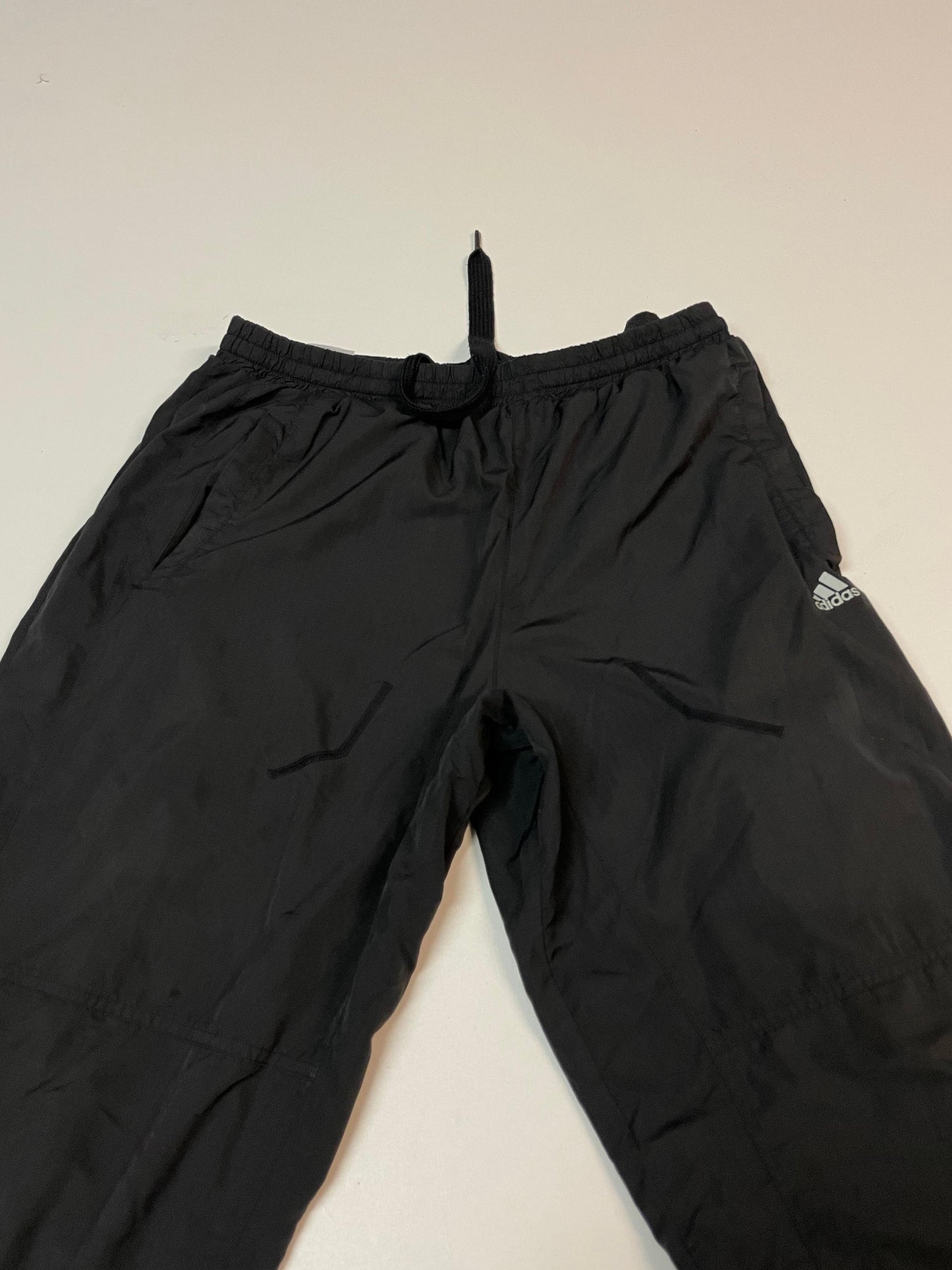 Entdecke unsere Vintage Track Pants von Nike und anderen Marken, erhältlich bei Valuxery.de - Dein Shop für trendige Vintage - Kleidung. Unsere Track Pants sind aus hochwertigen Materialien und