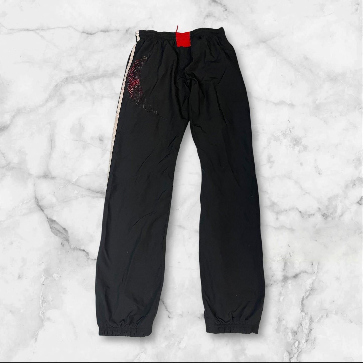 Entdecke unsere Vintage Track Pants von Nike und anderen Marken, erhältlich bei Valuxery.de - Dein Shop für trendige Vintage - Kleidung. Unsere Track Pants sind aus hochwertigen Materialien und