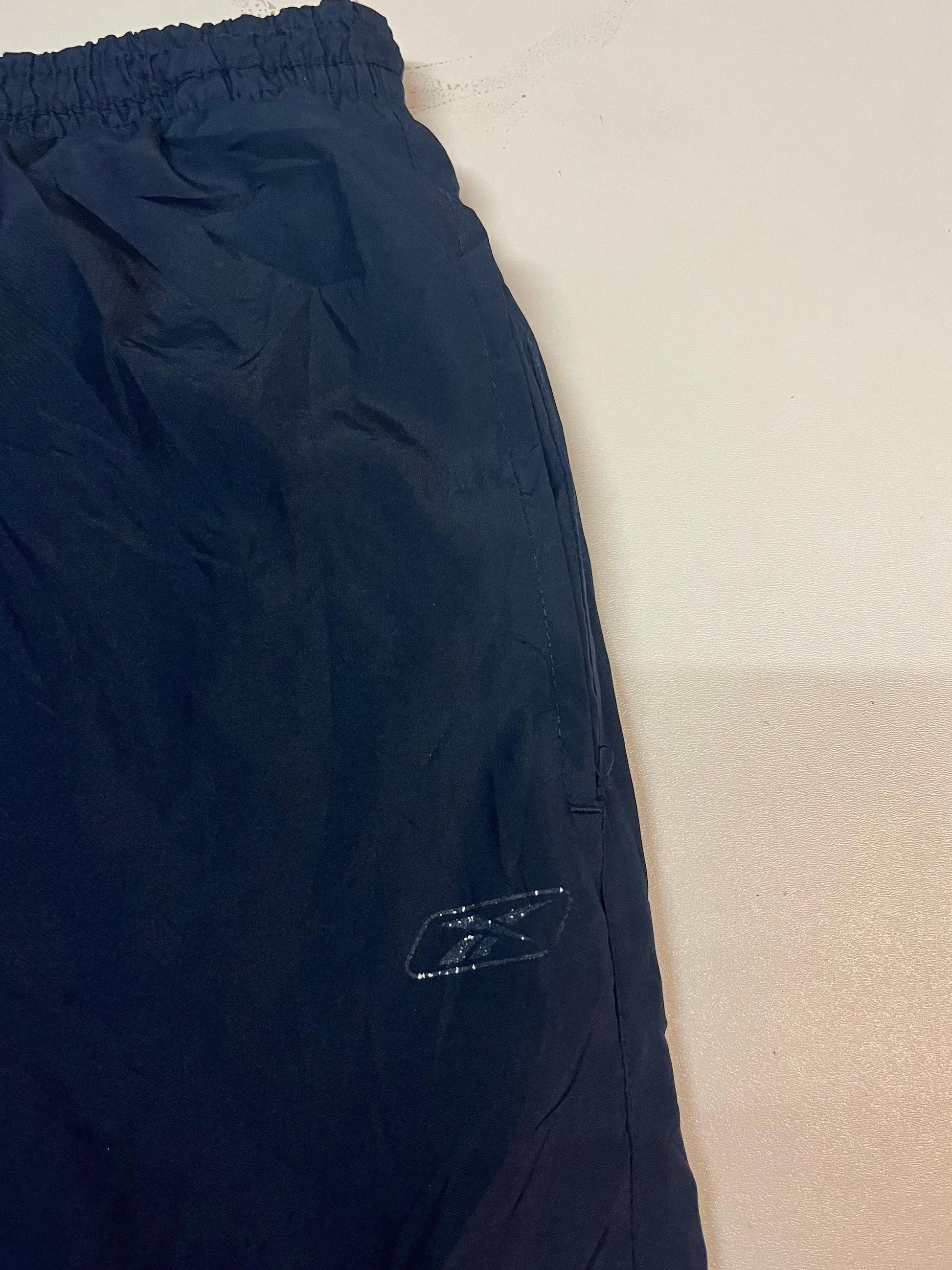 Entdecke unsere Vintage Track Pants von Nike und anderen Marken, erhältlich bei Valuxery.de - Dein Shop für trendige Vintage - Kleidung. Unsere Track Pants sind aus hochwertigen Materialien und