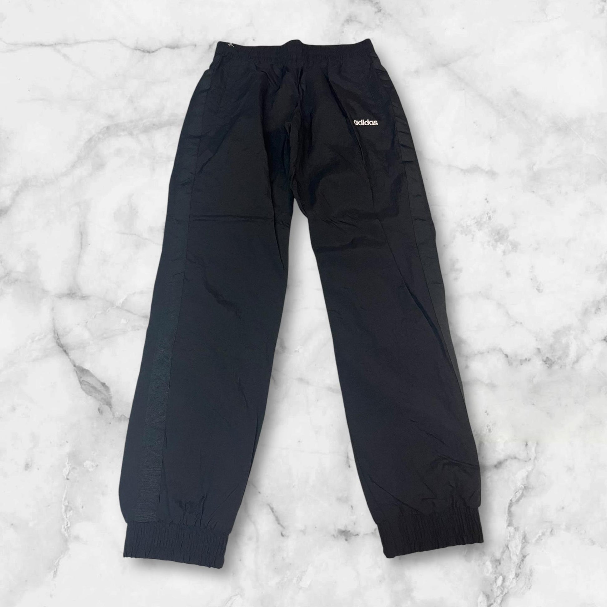 Entdecke unsere Vintage Track Pants von Nike und anderen Marken, erhältlich bei Valuxery.de - Dein Shop für trendige Vintage - Kleidung. Unsere Track Pants sind aus hochwertigen Materialien und