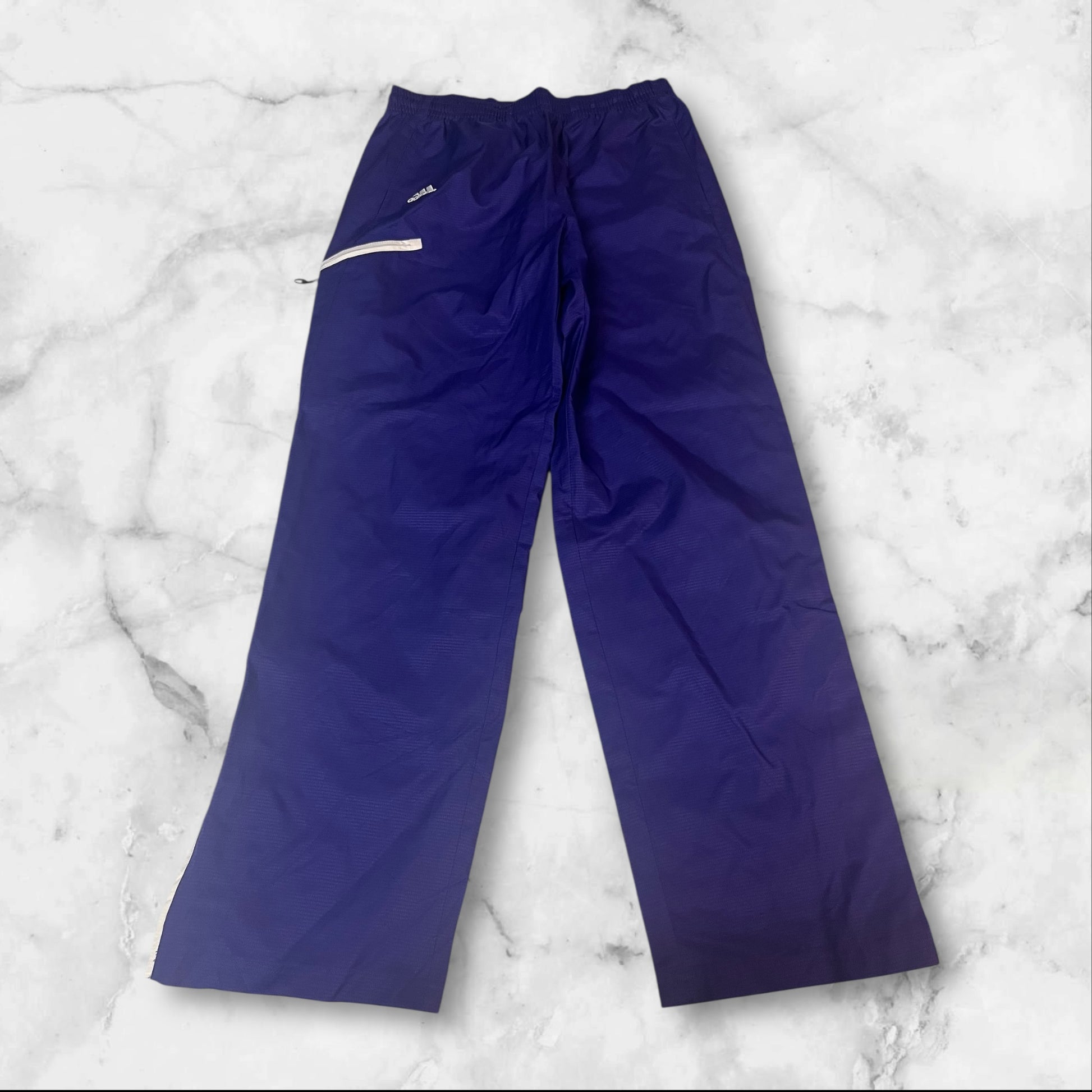 Entdecke unsere Vintage Track Pants von Nike und anderen Marken, erhältlich bei Valuxery.de - Dein Shop für trendige Vintage - Kleidung. Unsere Track Pants sind aus hochwertigen Materialien und