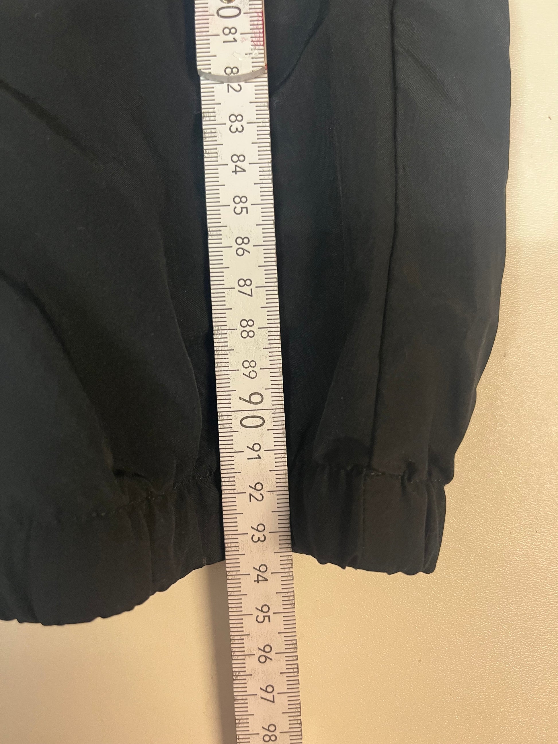 Entdecke unsere Vintage Track Pants von Nike und anderen Marken, erhältlich bei Valuxery.de - Dein Shop für trendige Vintage - Kleidung. Unsere Track Pants sind aus hochwertigen Materialien und