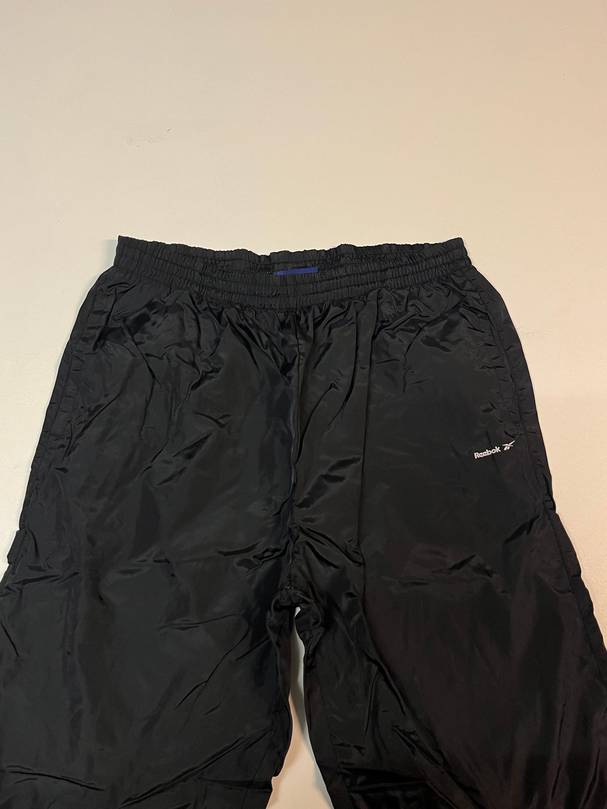 Entdecke unsere Vintage Track Pants von Nike und anderen Marken, erhältlich bei Valuxery.de - Dein Shop für trendige Vintage - Kleidung. Unsere Track Pants sind aus hochwertigen Materialien und