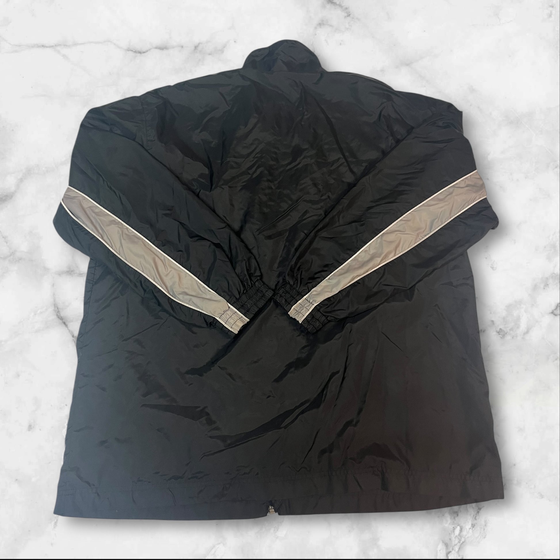 Entdecke unsere Vintage Track Pants von Nike und anderen Marken, erhältlich bei Valuxery.de - Dein Shop für trendige Vintage - Kleidung. Unsere Track Pants sind aus hochwertigen Materialien und