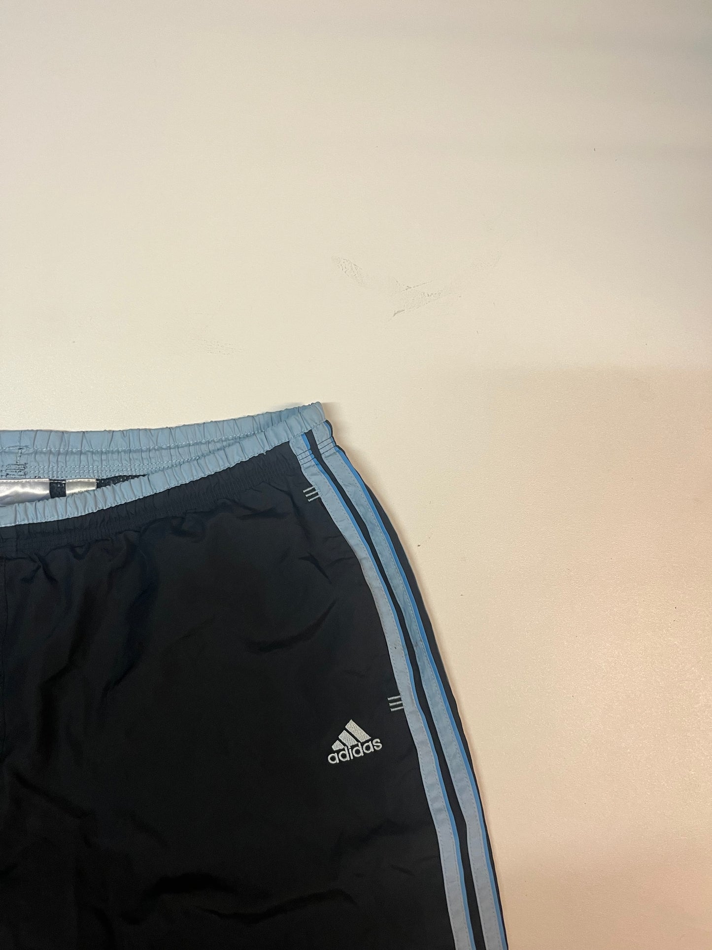Entdecke unsere Vintage Track Pants von Nike und anderen Marken, erhältlich bei Valuxery.de - Dein Shop für trendige Vintage - Kleidung. Unsere Track Pants sind aus hochwertigen Materialien und