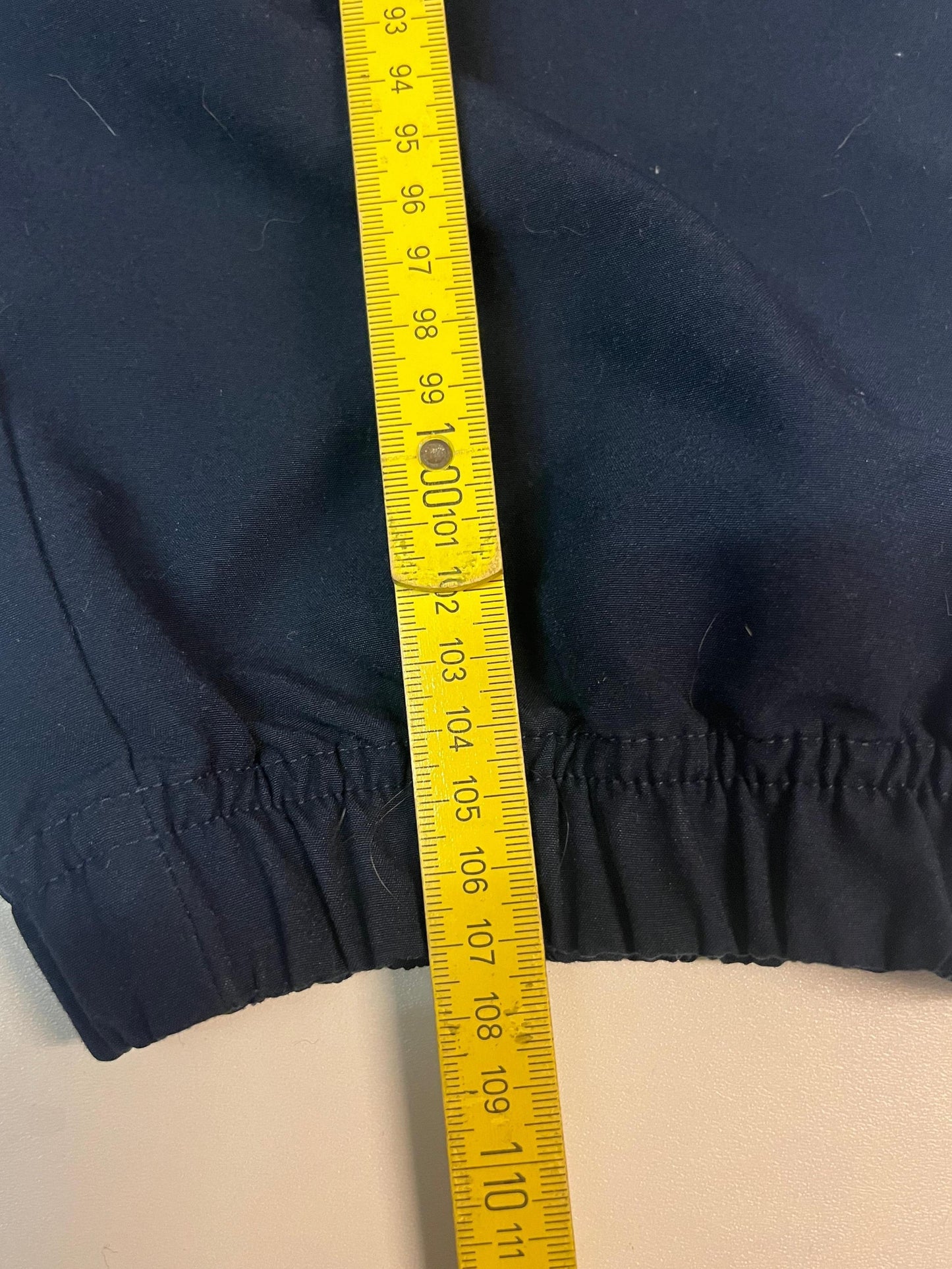 Entdecke unsere Vintage Track Pants von Nike und anderen Marken, erhältlich bei Valuxery.de - Dein Shop für trendige Vintage - Kleidung. Unsere Track Pants sind aus hochwertigen Materialien und