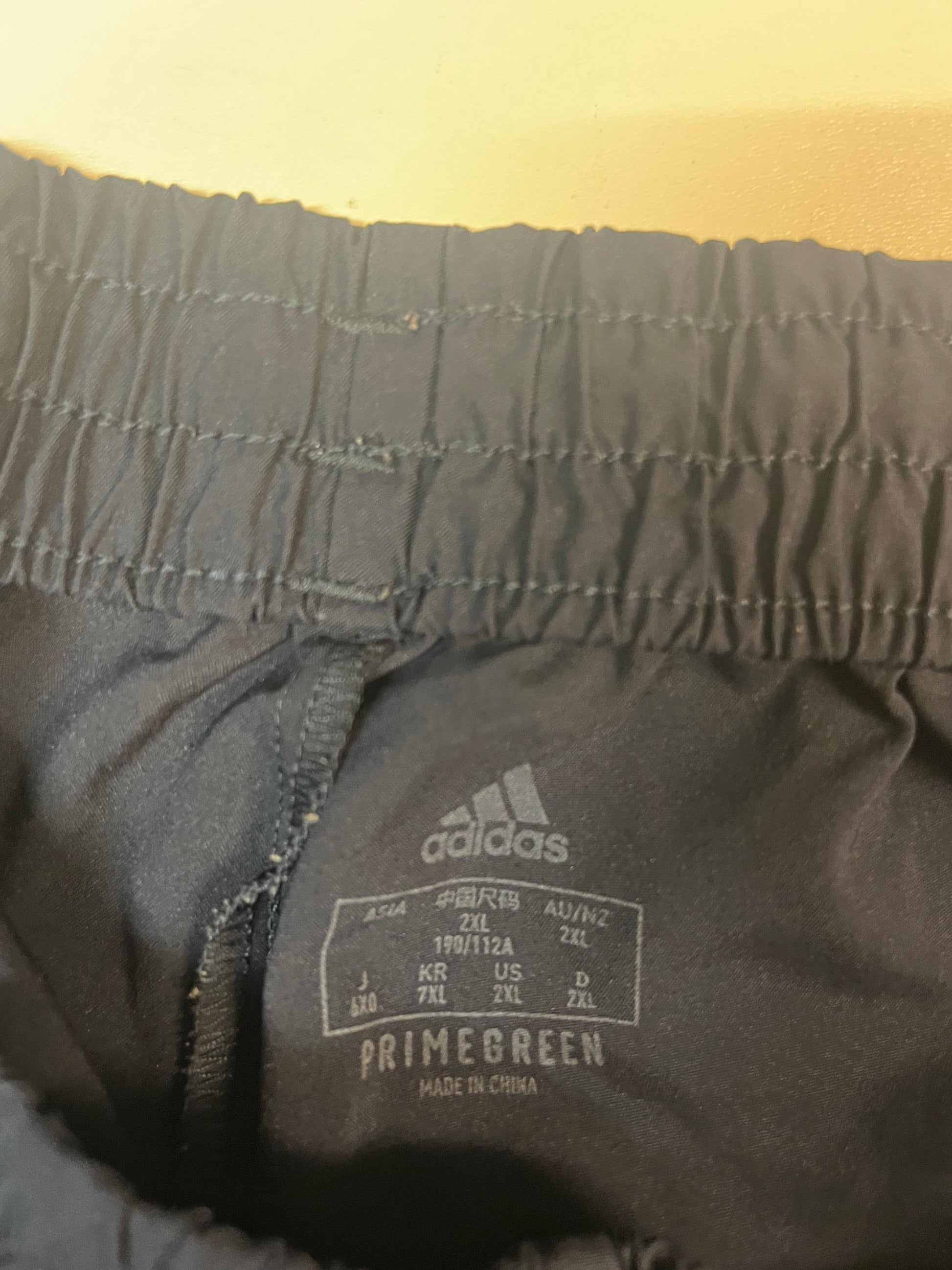 Entdecke unsere Vintage Track Pants von Nike und anderen Marken, erhältlich bei Valuxery.de - Dein Shop für trendige Vintage - Kleidung. Unsere Track Pants sind aus hochwertigen Materialien und
