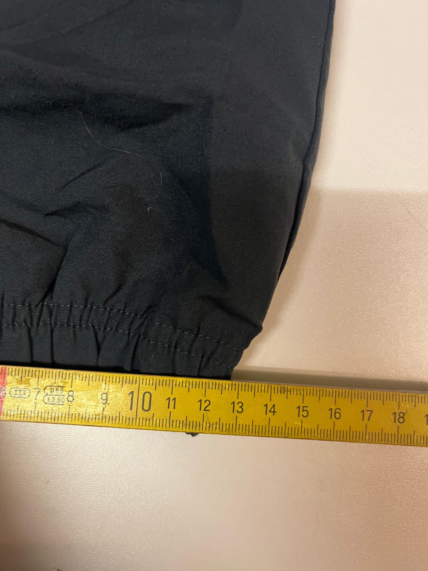 Entdecke unsere Vintage Track Pants von Nike und anderen Marken, erhältlich bei Valuxery.de - Dein Shop für trendige Vintage - Kleidung. Unsere Track Pants sind aus hochwertigen Materialien und