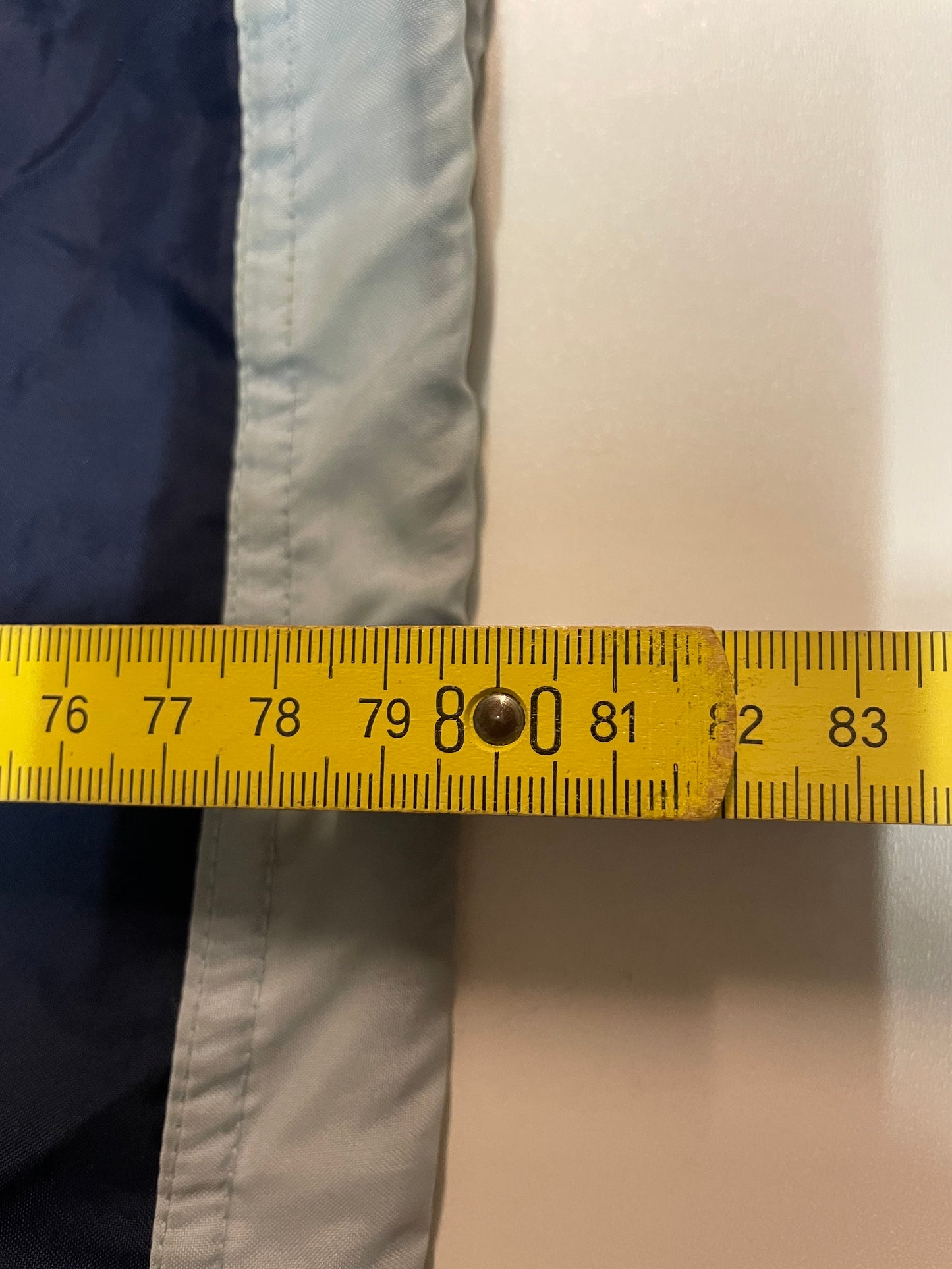 Entdecke unsere Vintage Track Pants von Nike und anderen Marken, erhältlich bei Valuxery.de - Dein Shop für trendige Vintage - Kleidung. Unsere Track Pants sind aus hochwertigen Materialien und