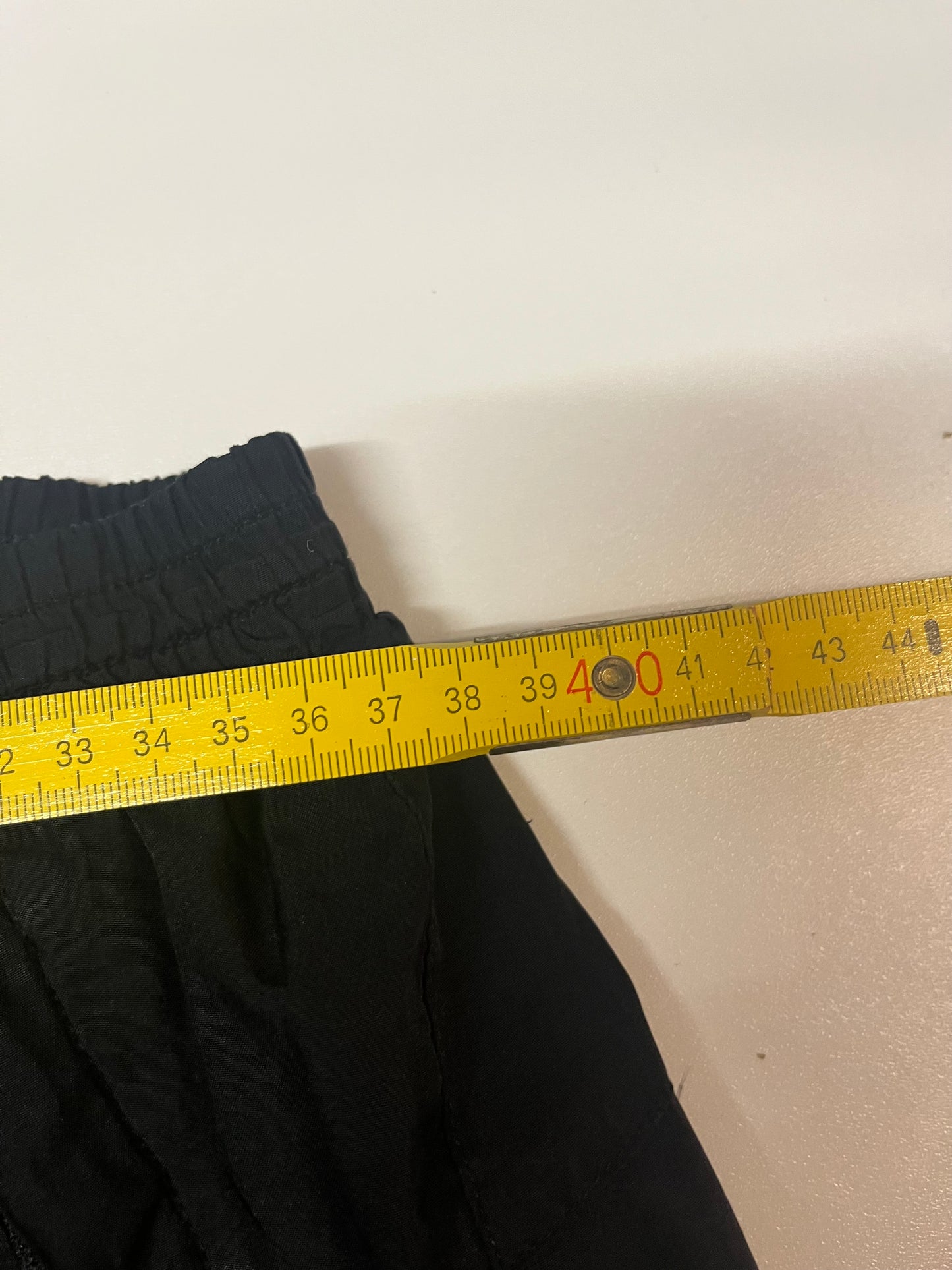 Entdecke unsere Vintage Track Pants von Nike und anderen Marken, erhältlich bei Valuxery.de - Dein Shop für trendige Vintage - Kleidung. Unsere Track Pants sind aus hochwertigen Materialien und