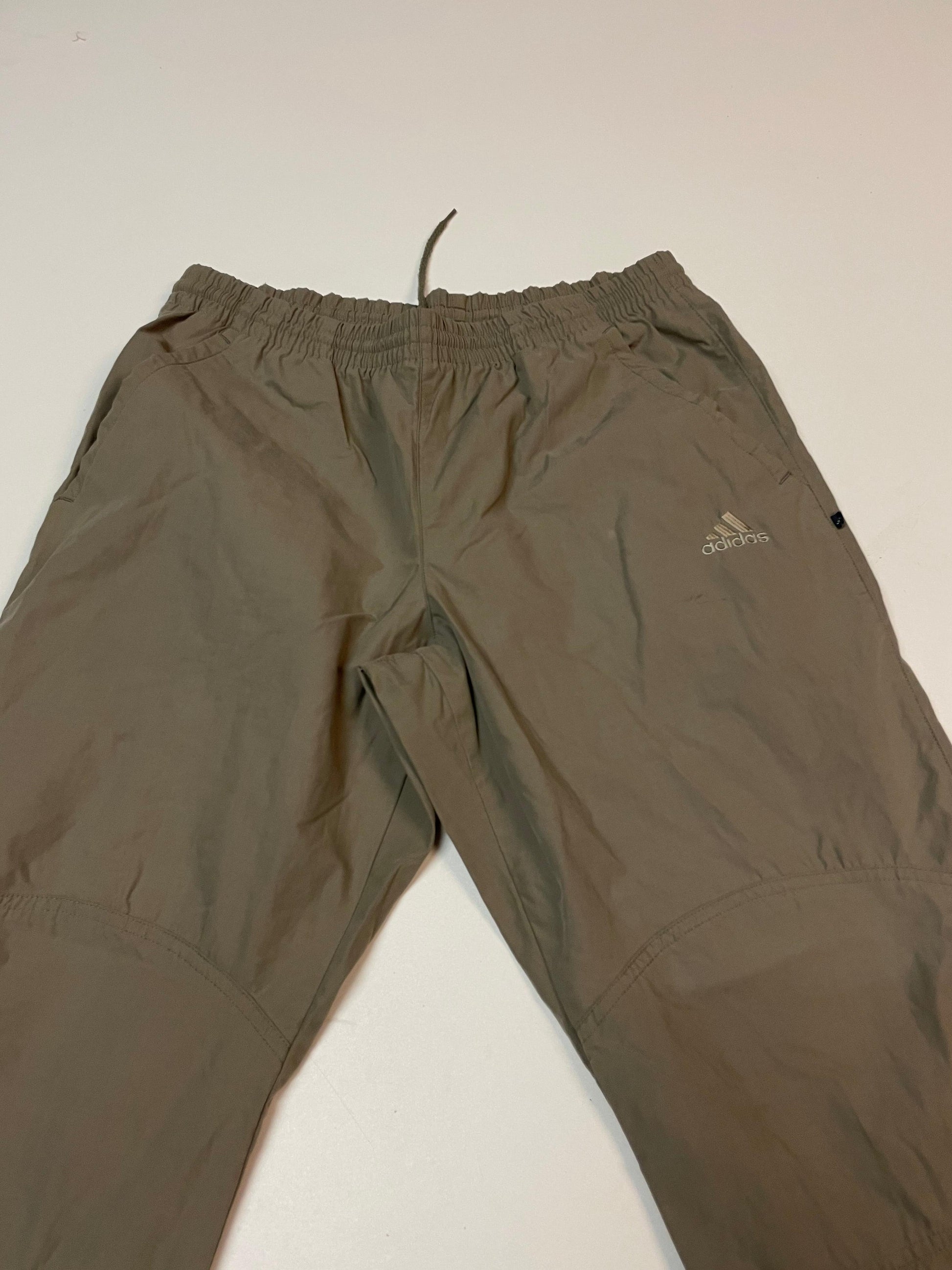 Entdecke unsere Vintage Track Pants von Nike und anderen Marken, erhältlich bei Valuxery.de - Dein Shop für trendige Vintage - Kleidung. Unsere Track Pants sind aus hochwertigen Materialien und