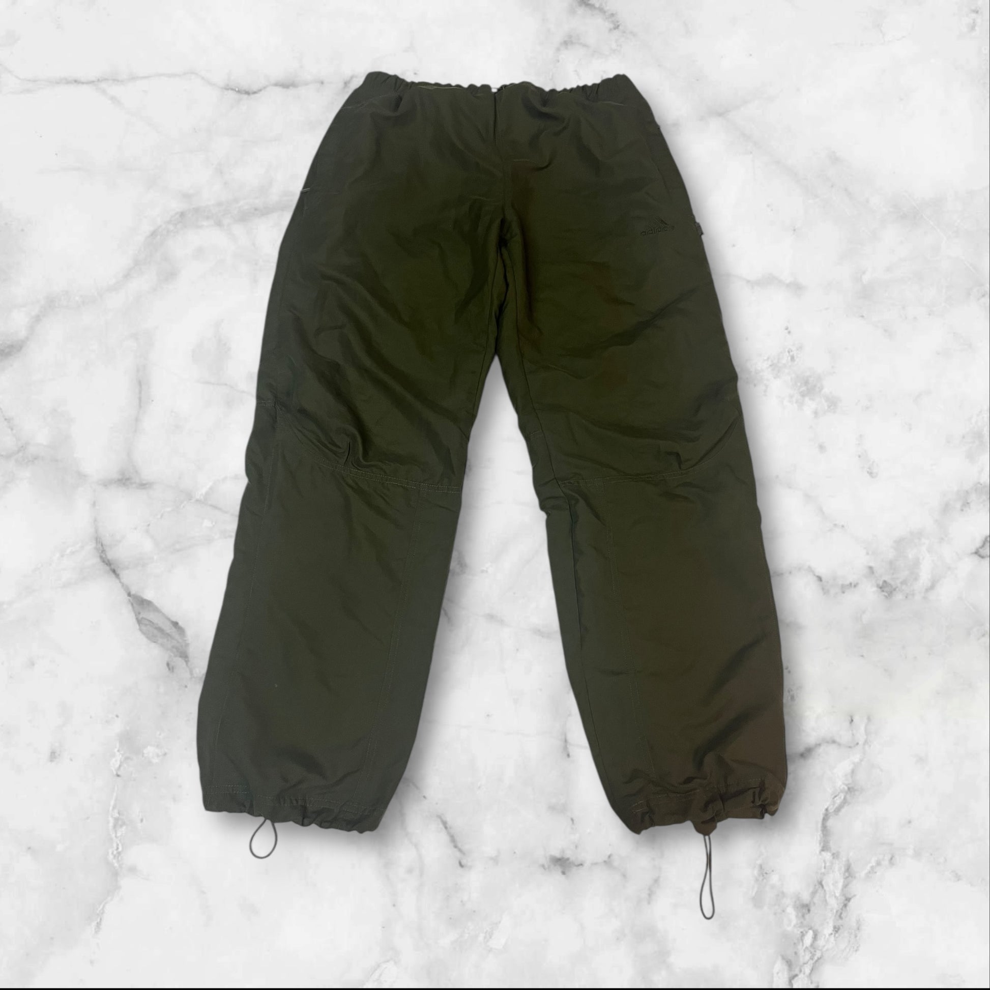 Entdecke unsere Vintage Track Pants von Nike und anderen Marken, erhältlich bei Valuxery.de - Dein Shop für trendige Vintage - Kleidung. Unsere Track Pants sind aus hochwertigen Materialien und