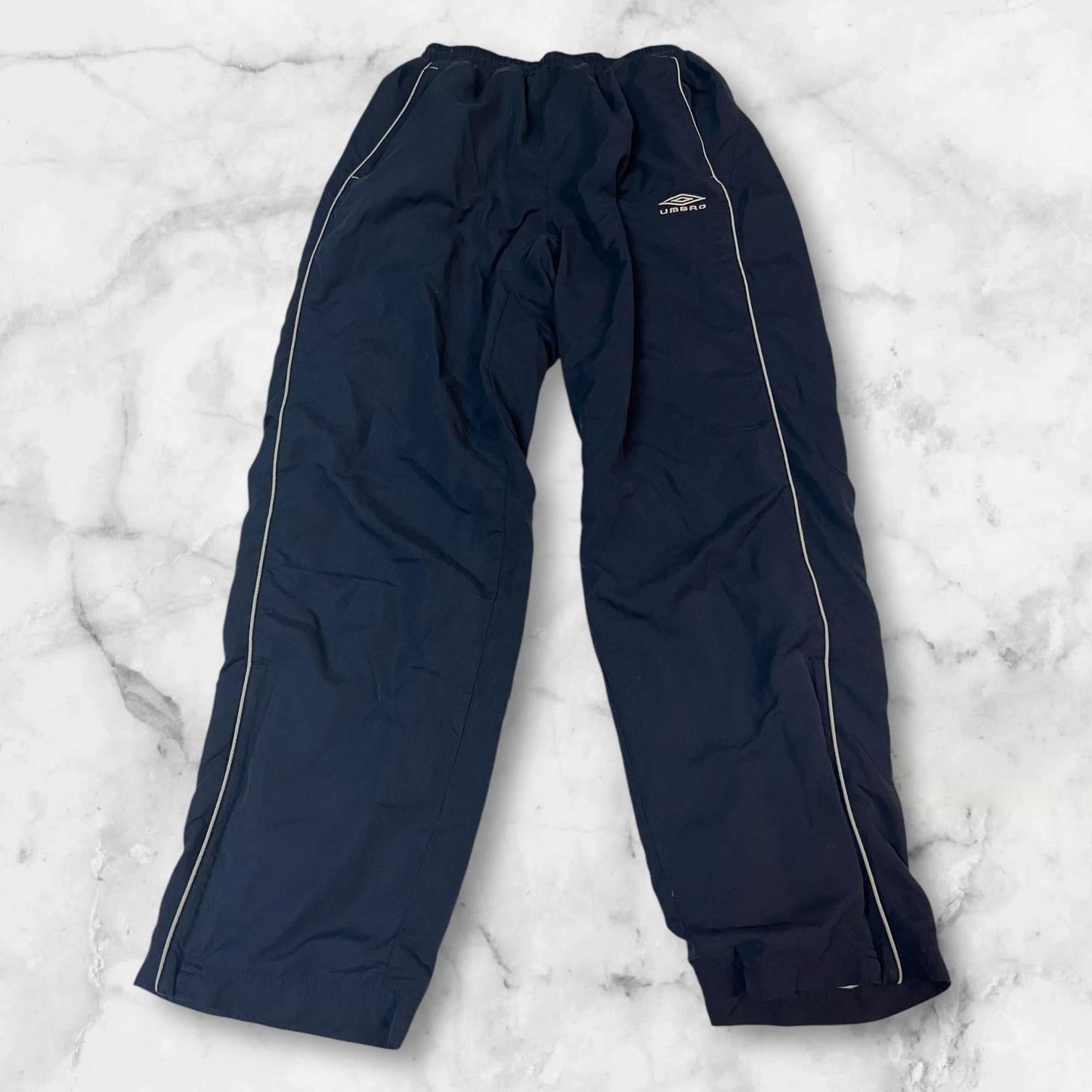 Entdecke unsere Vintage Track Pants von Nike und anderen Marken, erhältlich bei Valuxery.de - Dein Shop für trendige Vintage - Kleidung. Unsere Track Pants sind aus hochwertigen Materialien und