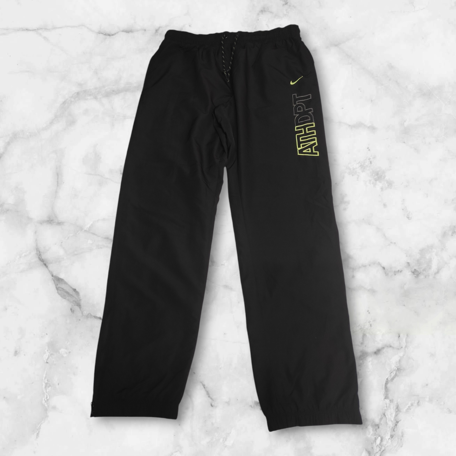 Entdecke unsere Vintage Track Pants von Nike und anderen Marken, erhältlich bei Valuxery.de - Dein Shop für trendige Vintage - Kleidung. Unsere Track Pants sind aus hochwertigen Materialien und