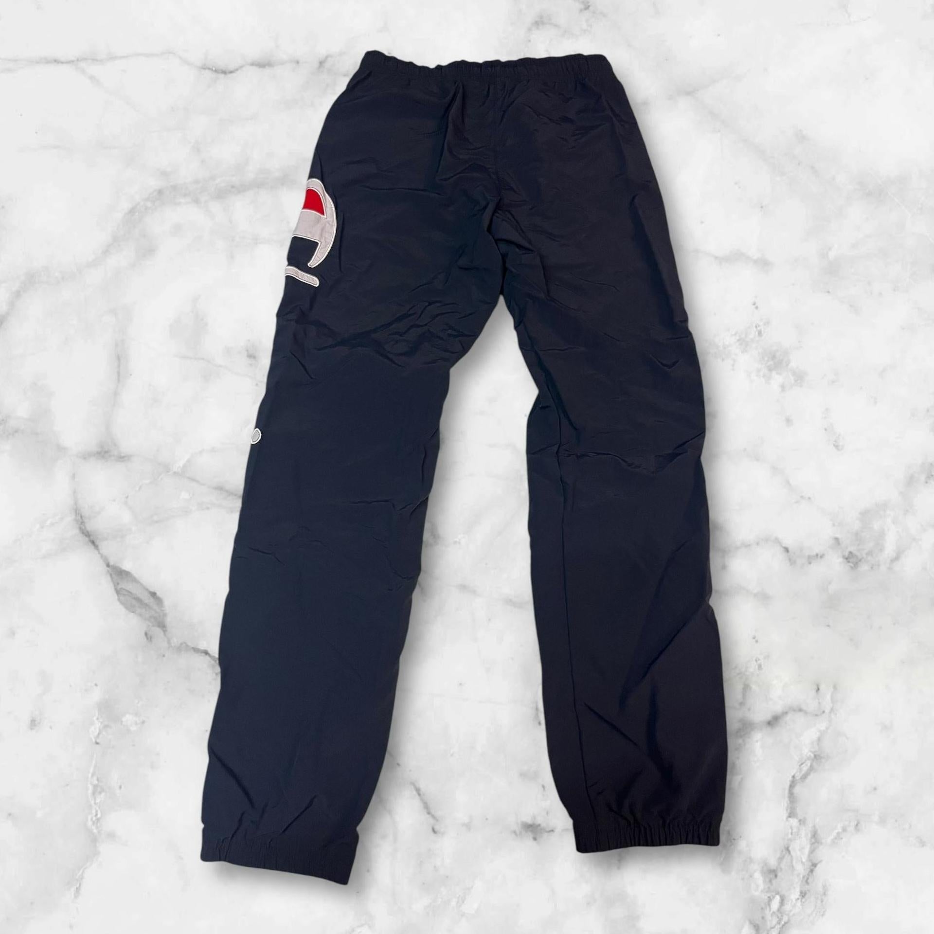 Entdecke unsere Vintage Track Pants von Nike und anderen Marken, erhältlich bei Valuxery.de - Dein Shop für trendige Vintage - Kleidung. Unsere Track Pants sind aus hochwertigen Materialien und