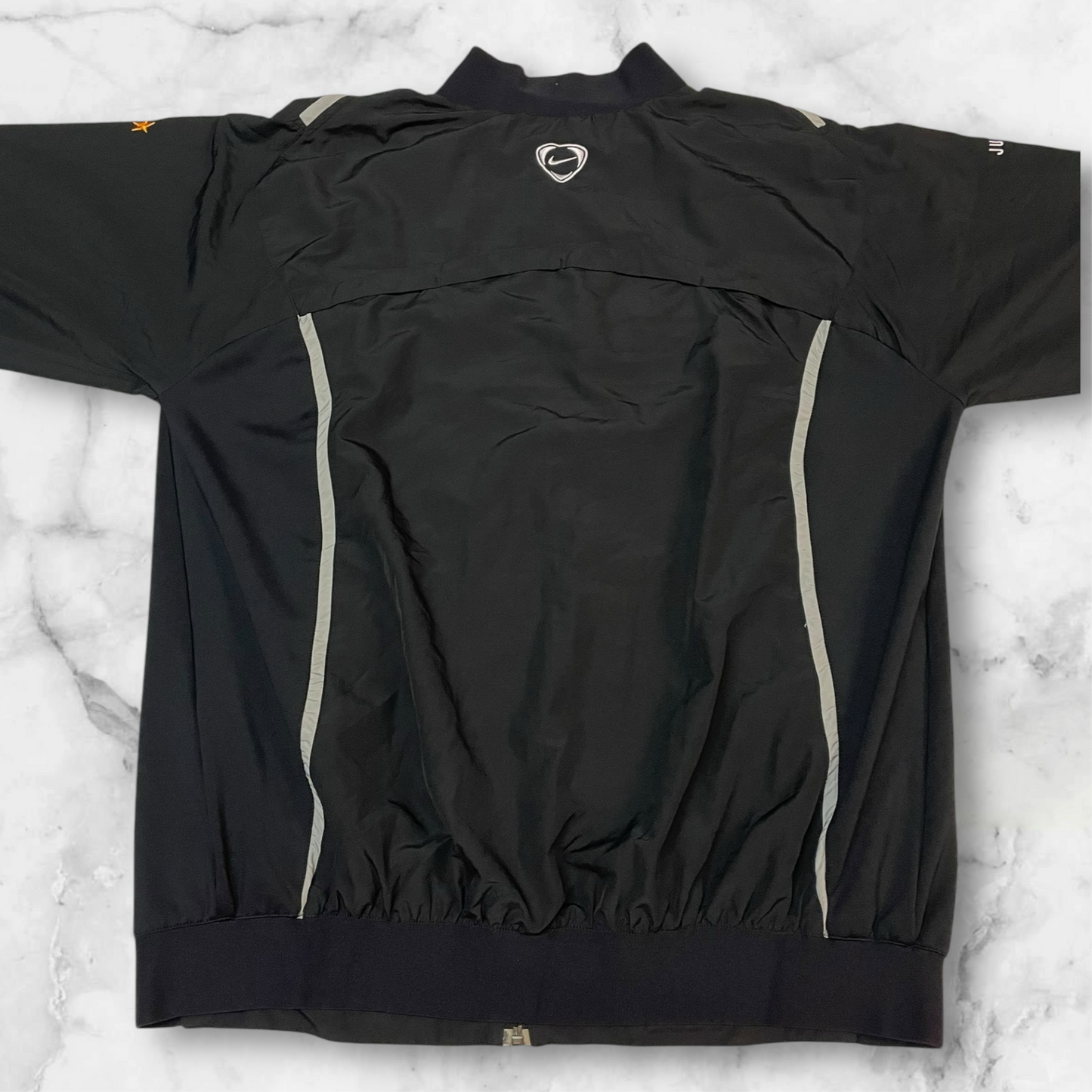 Entdecke unsere Vintage Track Pants von Nike und anderen Marken, erhältlich bei Valuxery.de - Dein Shop für trendige Vintage - Kleidung. Unsere Track Pants sind aus hochwertigen Materialien und