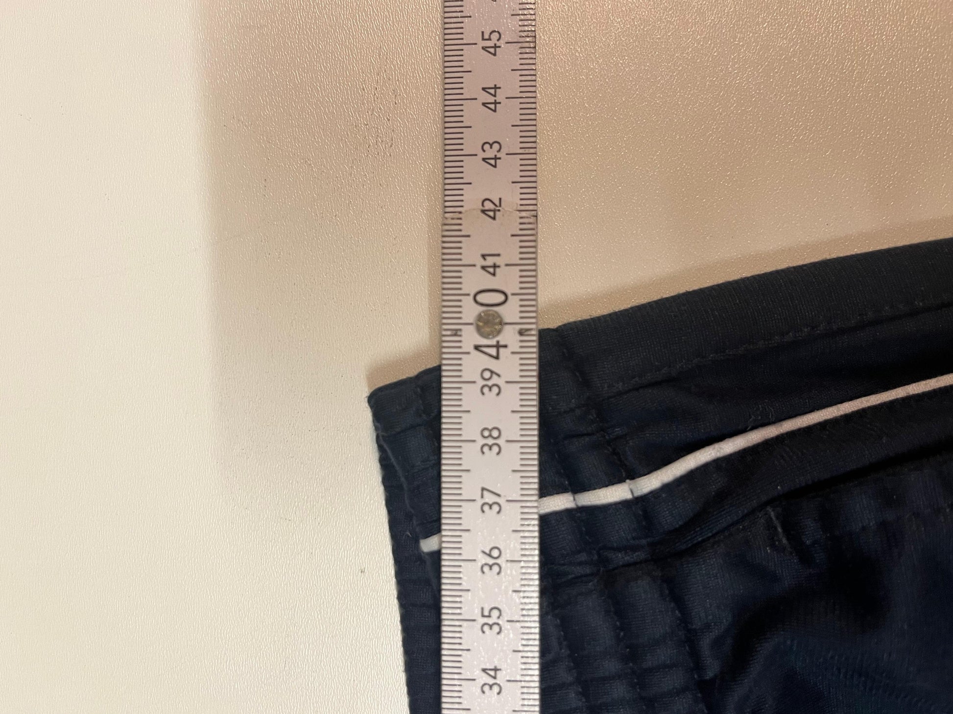 Entdecke unsere Vintage Track Pants von Nike und anderen Marken, erhältlich bei Valuxery.de - Dein Shop für trendige Vintage - Kleidung. Unsere Track Pants sind aus hochwertigen Materialien und