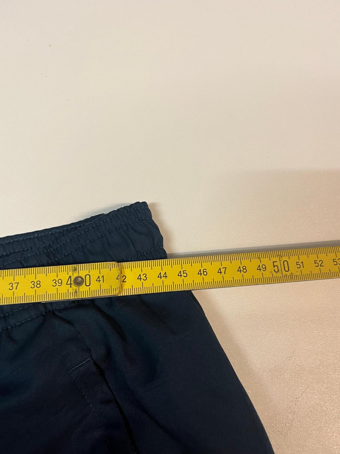 Entdecke unsere Vintage Track Pants von Nike und anderen Marken, erhältlich bei Valuxery.de - Dein Shop für trendige Vintage - Kleidung. Unsere Track Pants sind aus hochwertigen Materialien und