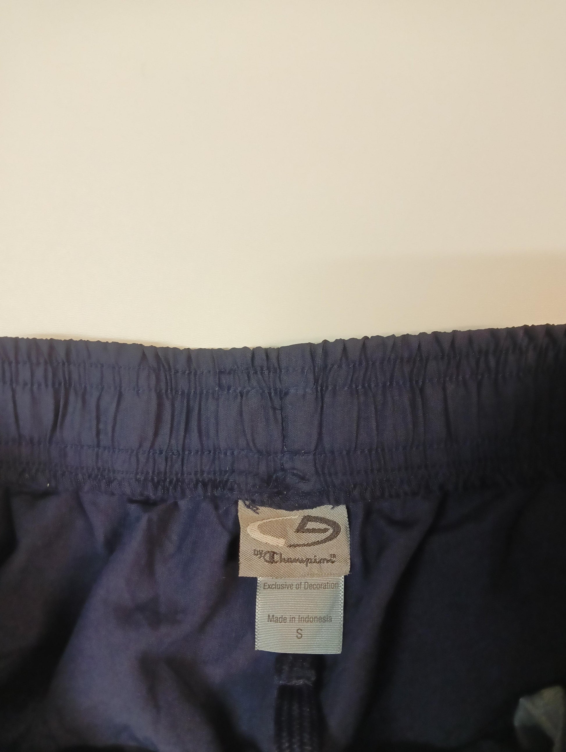 Entdecke unsere Vintage Track Pants von Nike und anderen Marken, erhältlich bei Valuxery.de - Dein Shop für trendige Vintage - Kleidung. Unsere Track Pants sind aus hochwertigen Materialien und