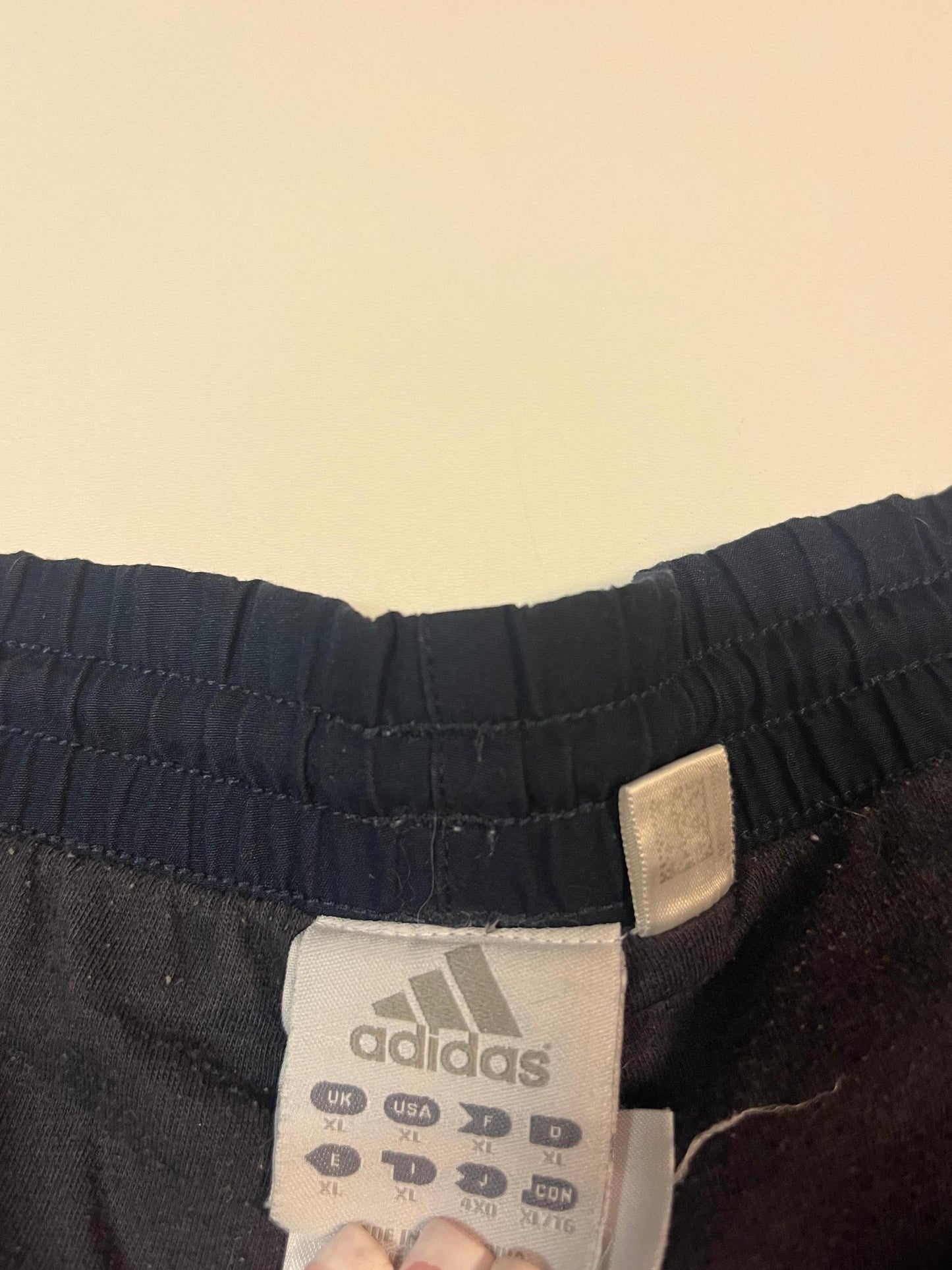Entdecke unsere Vintage Track Pants von Nike und anderen Marken, erhältlich bei Valuxery.de - Dein Shop für trendige Vintage - Kleidung. Unsere Track Pants sind aus hochwertigen Materialien und