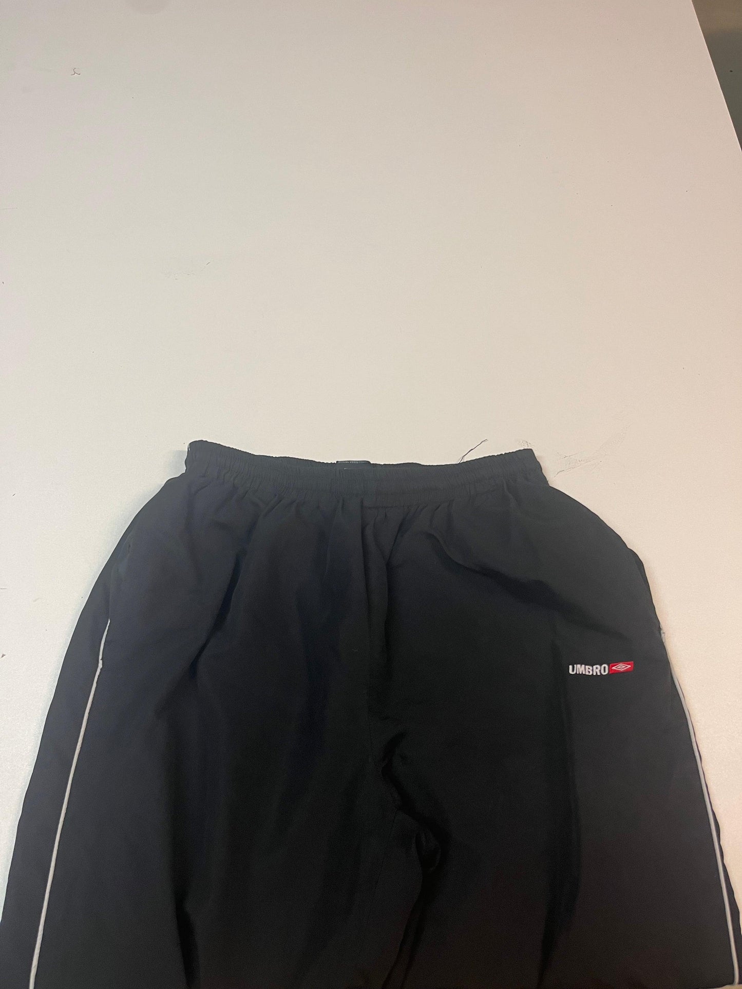 Entdecke unsere Vintage Track Pants von Nike und anderen Marken, erhältlich bei Valuxery.de - Dein Shop für trendige Vintage - Kleidung. Unsere Track Pants sind aus hochwertigen Materialien und