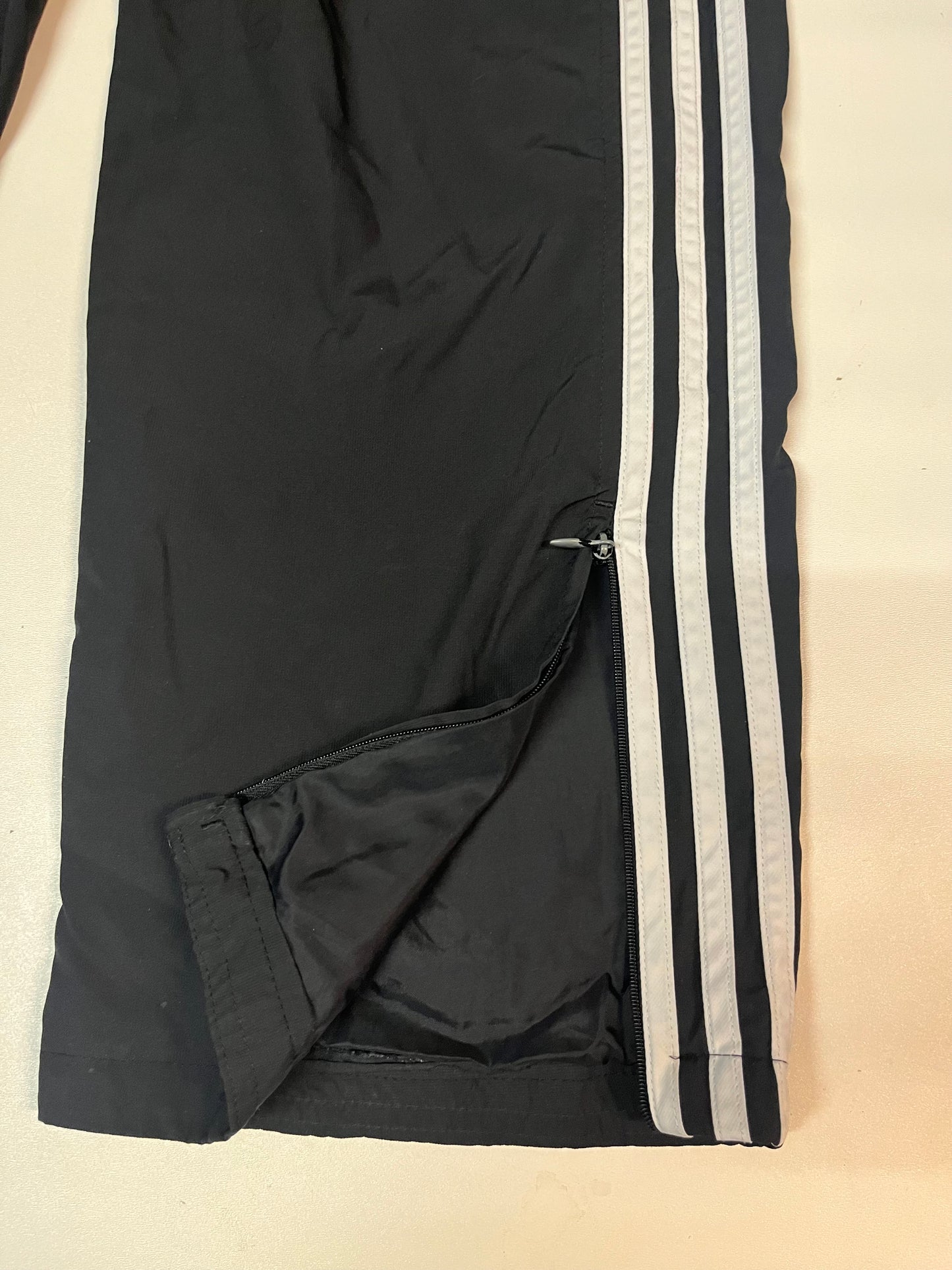 Entdecke unsere Vintage Track Pants von Nike und anderen Marken, erhältlich bei Valuxery.de - Dein Shop für trendige Vintage - Kleidung. Unsere Track Pants sind aus hochwertigen Materialien und