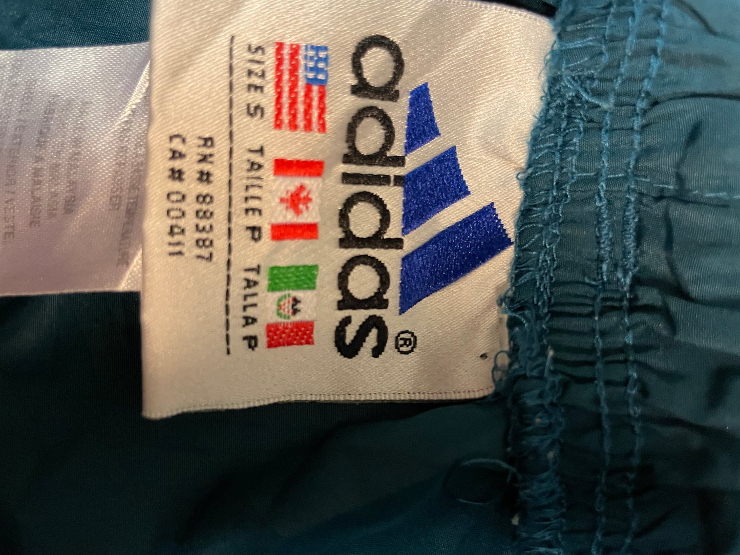 Entdecke unsere Vintage Track Pants von Nike und anderen Marken, erhältlich bei Valuxery.de - Dein Shop für trendige Vintage - Kleidung. Unsere Track Pants sind aus hochwertigen Materialien und