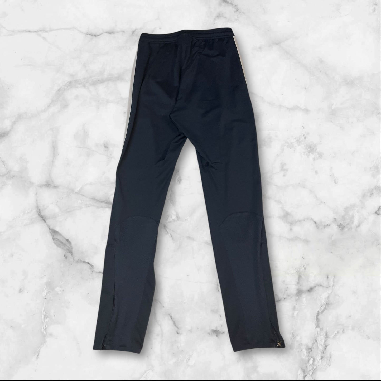 Entdecke unsere Vintage Track Pants von Nike und anderen Marken, erhältlich bei Valuxery.de - Dein Shop für trendige Vintage - Kleidung. Unsere Track Pants sind aus hochwertigen Materialien und