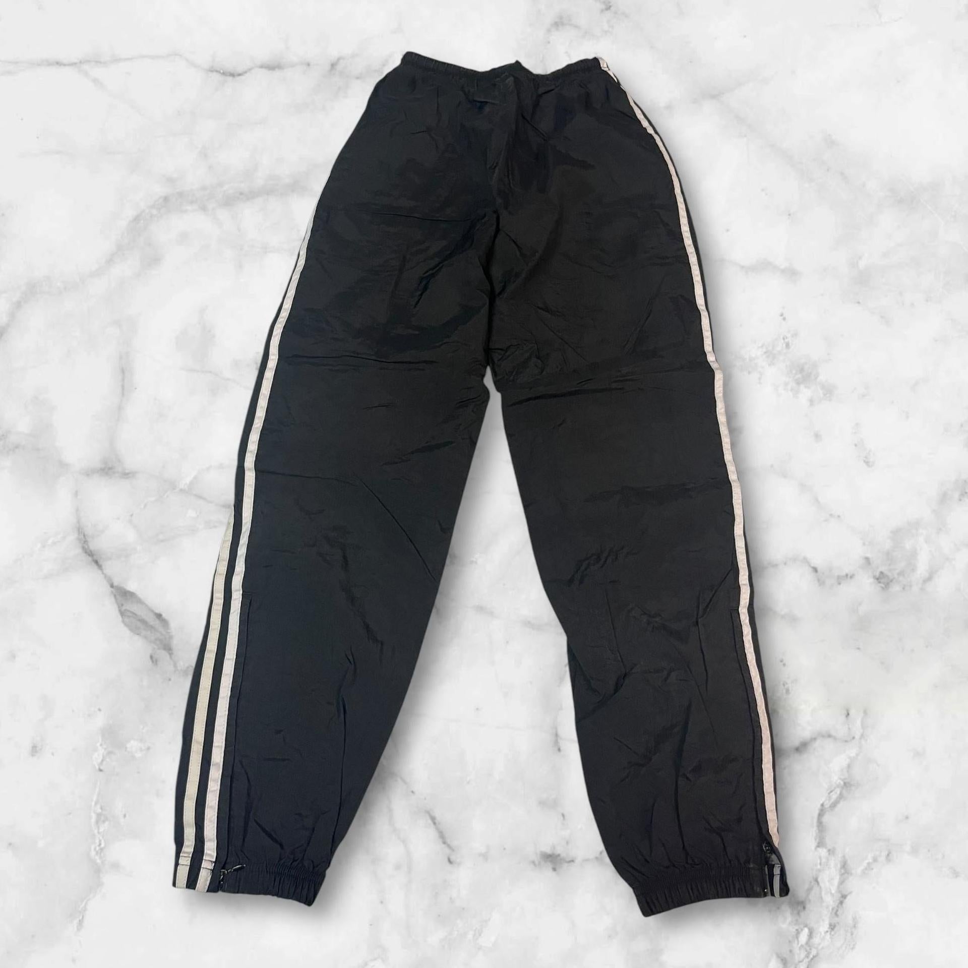 Entdecke unsere Vintage Track Pants von Nike und anderen Marken, erhältlich bei Valuxery.de - Dein Shop für trendige Vintage - Kleidung. Unsere Track Pants sind aus hochwertigen Materialien und