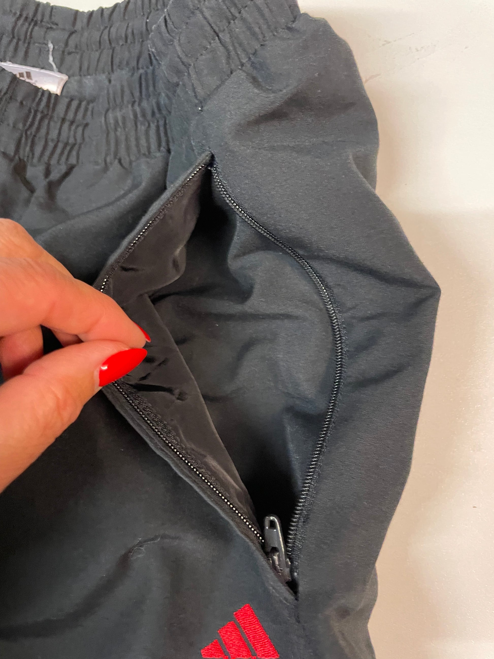 Entdecke unsere Vintage Track Pants von Nike und anderen Marken, erhältlich bei Valuxery.de - Dein Shop für trendige Vintage - Kleidung. Unsere Track Pants sind aus hochwertigen Materialien und