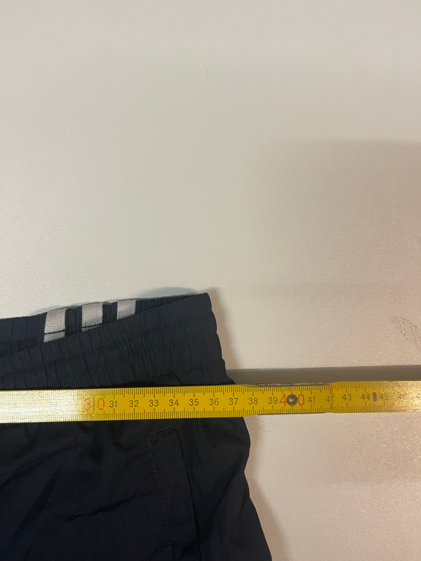 Entdecke unsere Vintage Track Pants von Nike und anderen Marken, erhältlich bei Valuxery.de - Dein Shop für trendige Vintage - Kleidung. Unsere Track Pants sind aus hochwertigen Materialien und
