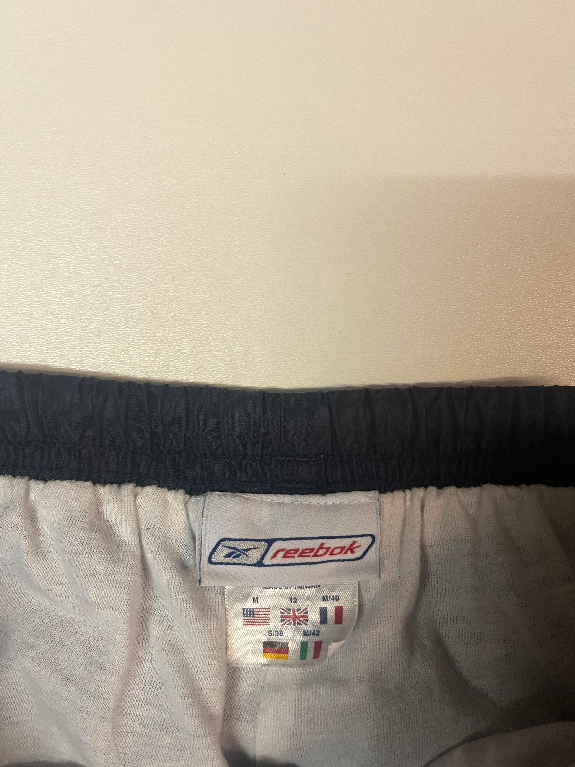 Entdecke unsere Vintage Track Pants von Nike und anderen Marken, erhältlich bei Valuxery.de - Dein Shop für trendige Vintage - Kleidung. Unsere Track Pants sind aus hochwertigen Materialien und