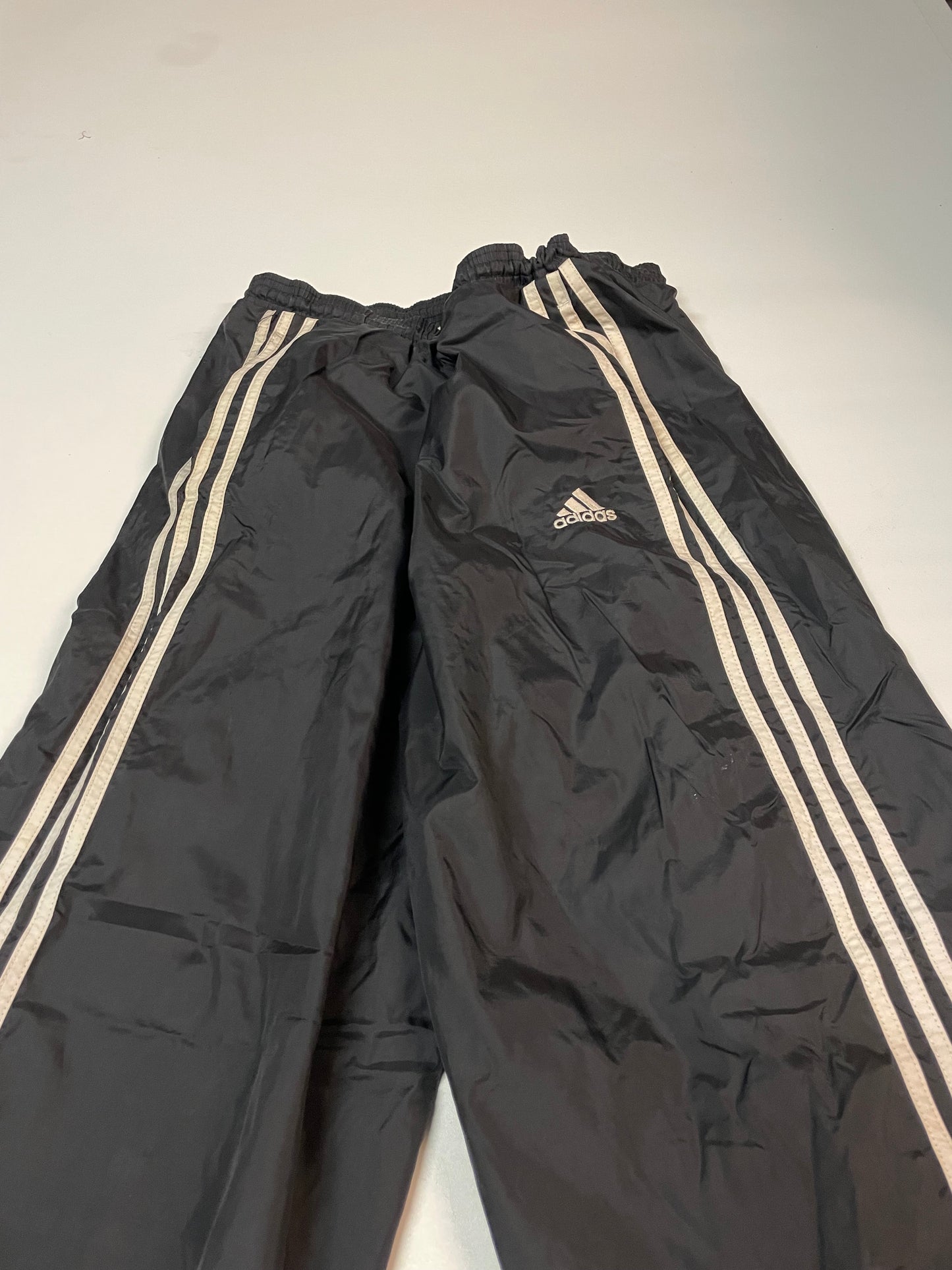Entdecke unsere Vintage Track Pants von Nike und anderen Marken, erhältlich bei Valuxery.de - Dein Shop für trendige Vintage - Kleidung. Unsere Track Pants sind aus hochwertigen Materialien und