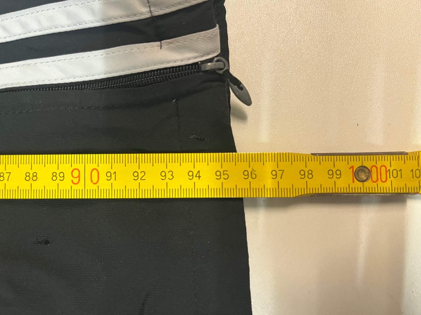 Entdecke unsere Vintage Track Pants von Nike und anderen Marken, erhältlich bei Valuxery.de - Dein Shop für trendige Vintage - Kleidung. Unsere Track Pants sind aus hochwertigen Materialien und
