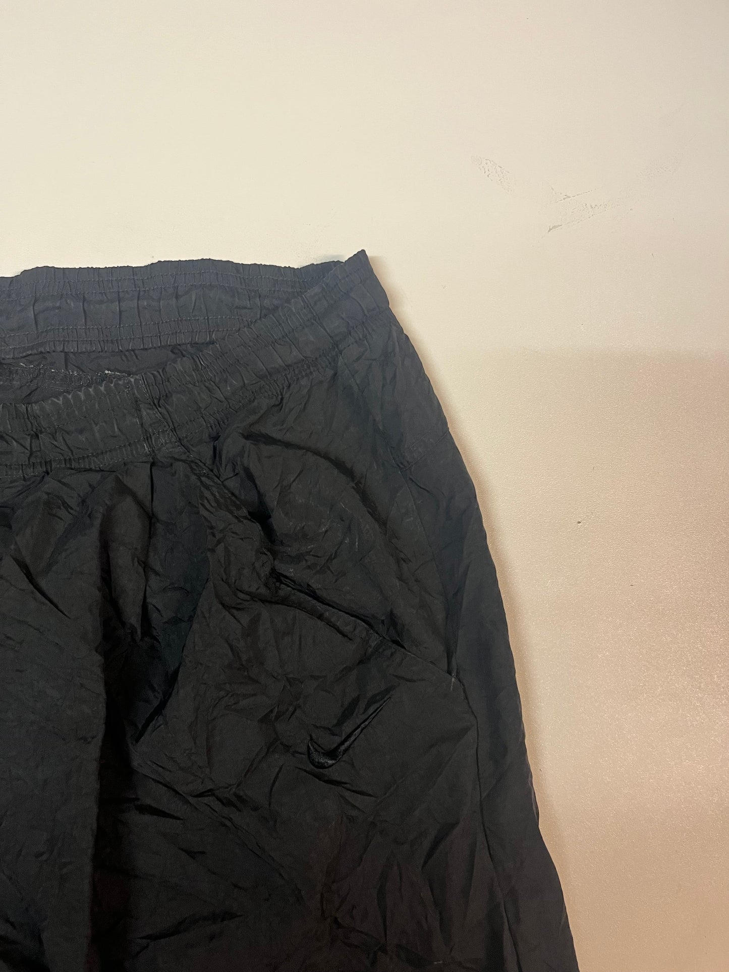 Entdecke unsere Vintage Track Pants von Nike und anderen Marken, erhältlich bei Valuxery.de - Dein Shop für trendige Vintage - Kleidung. Unsere Track Pants sind aus hochwertigen Materialien und